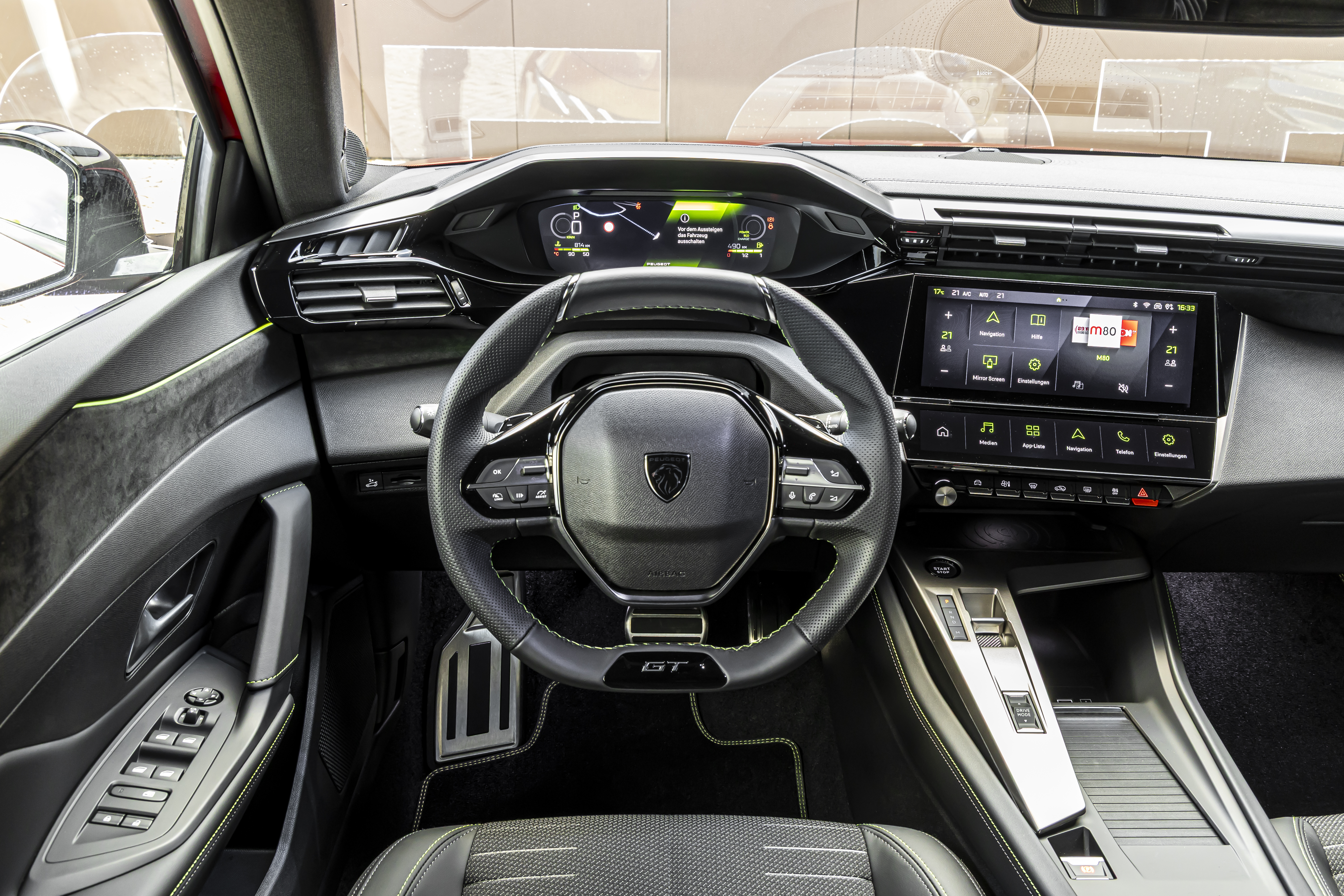 Großgewachsene Fahrer sehen nicht alle Anzeigen, da der Lenkradkranz das i-Cockpit teilweise verdeckt. Foto: © Peugeot