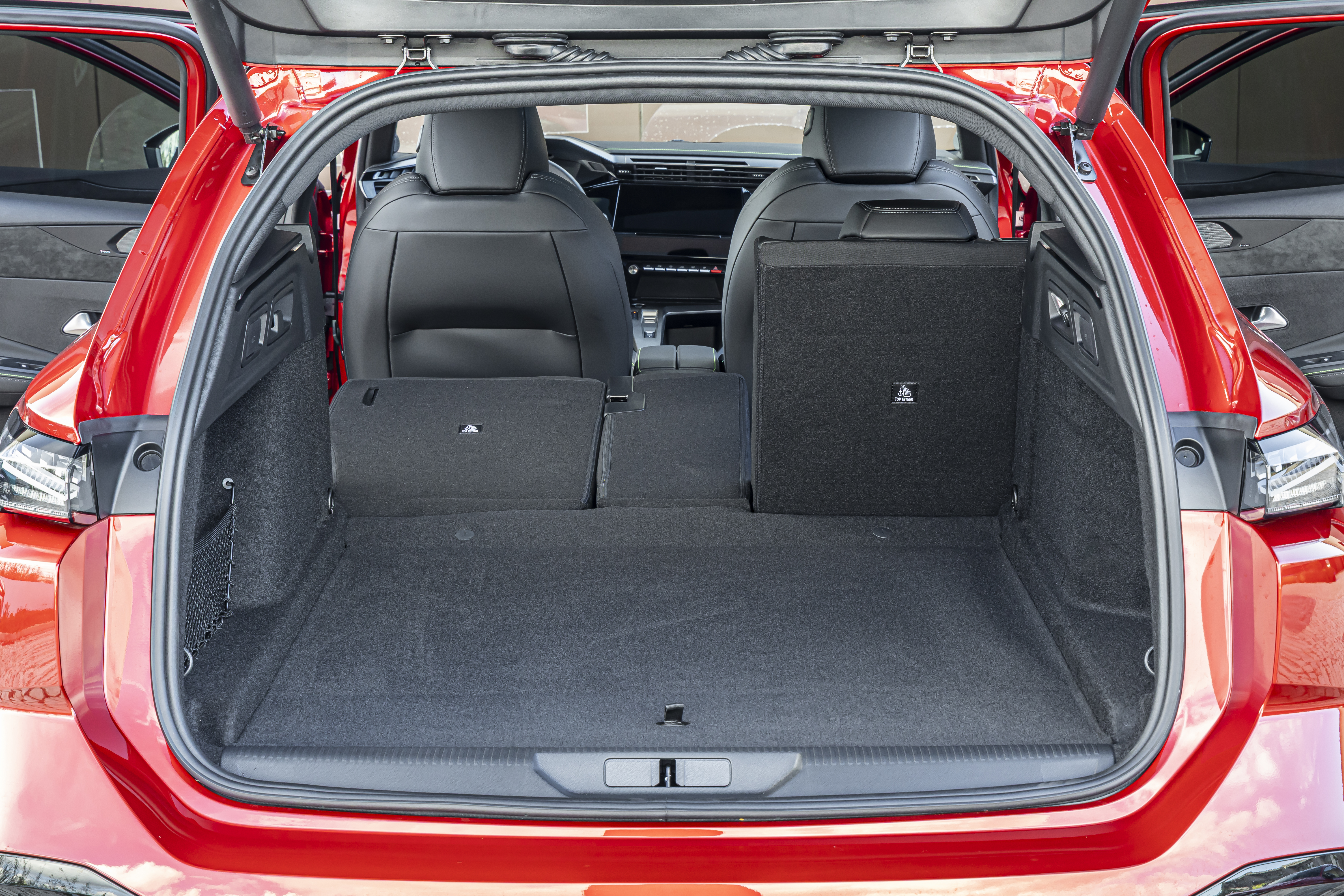 Das Kofferraumvolumen variiert je nach Motorisierung: Beim gefahrenen Plug-In Hybrid-Kombi sind es 467 bis 1.402 Liter. Foto: © Peugeot