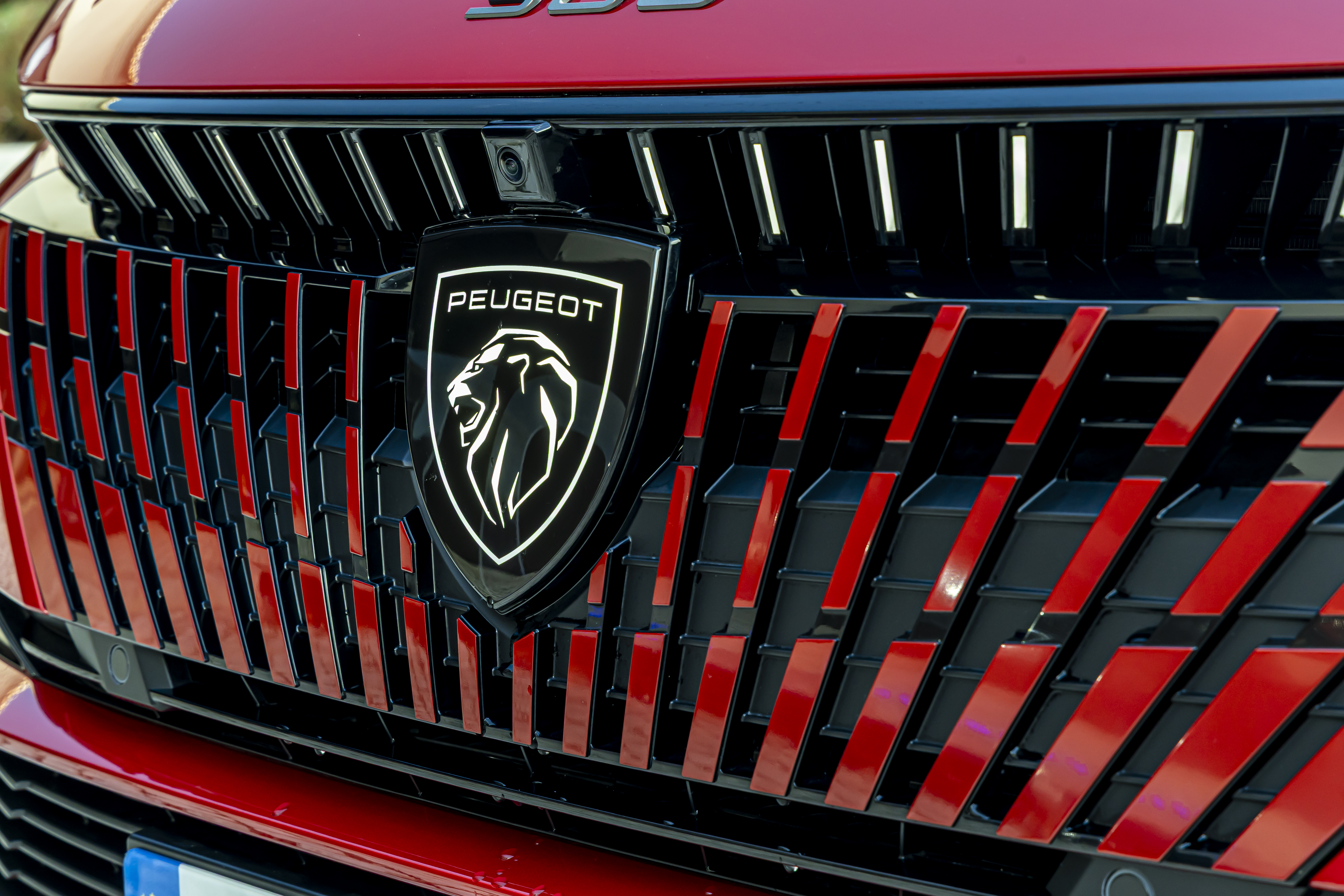 Bei den Topversionen des 308 ist das Markenlogo im Kühlergrill jetzt beleuchtet. Foto: © Peugeot