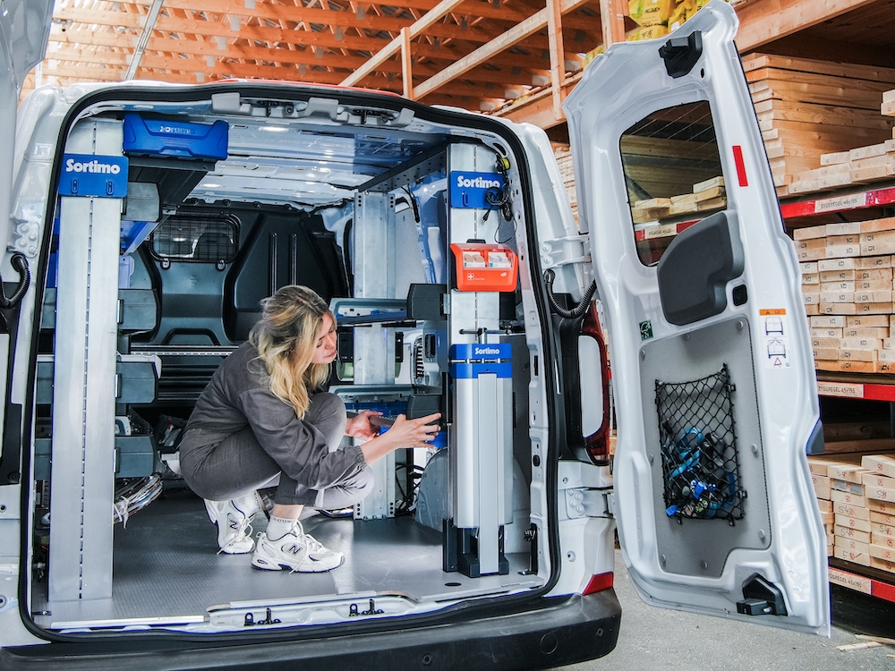 Das One Click System von Sortimo findet Anklang bei Content Creatorin und Schweißerin Anna Sänger alias Monoista. Foto: © Sortimo