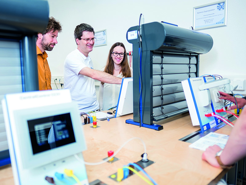 Bestens ausgebildete Referenten vermitteln umfangreiches Wissen in interaktiven Workshops. Foto: © Becker-Antriebe