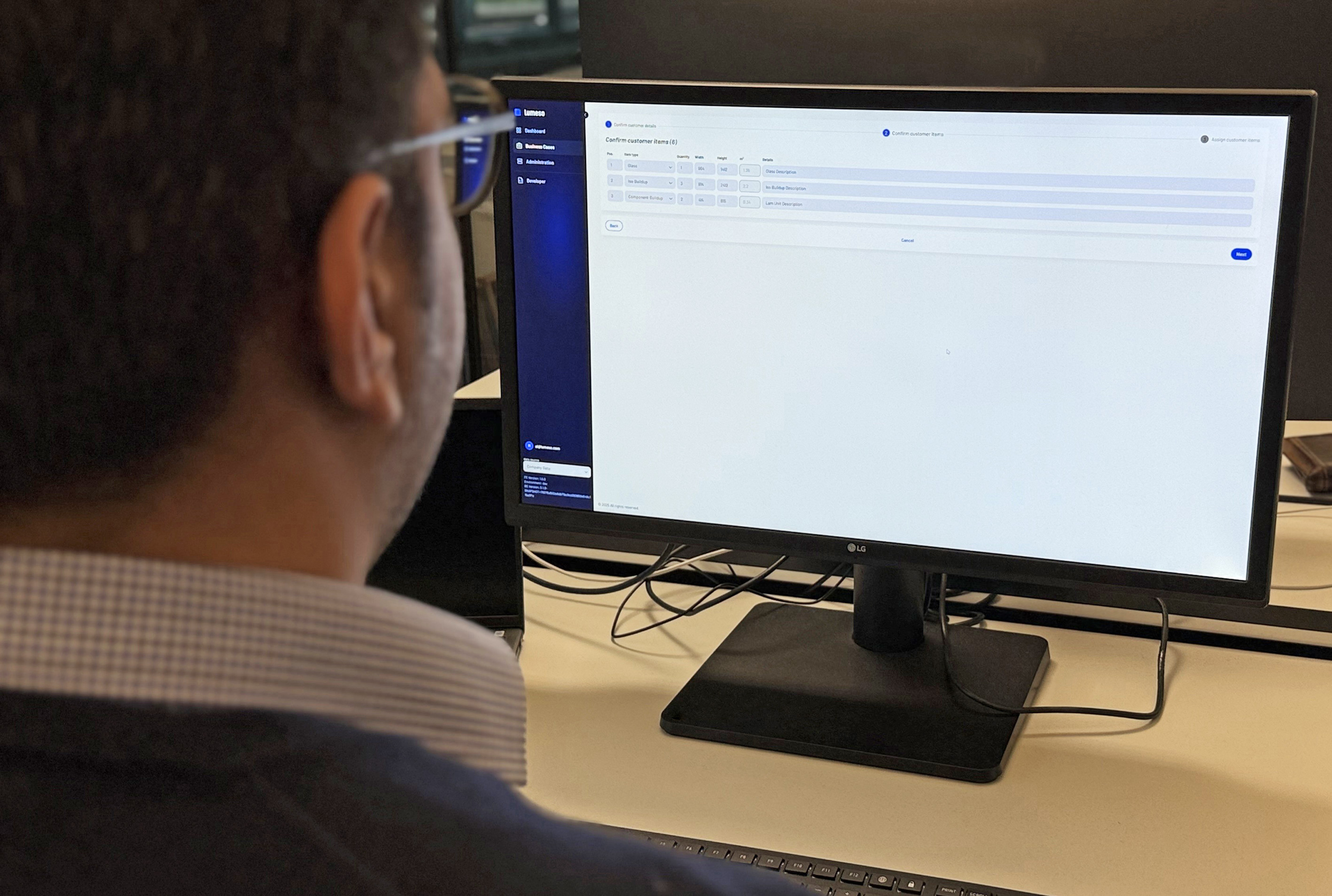 Auftragserfassung mit der Lumeso Software: Nachdem die Daten durch die KI extrahiert wurden, werden sie vom Sachbearbeiter kontrolliert und freigegeben (Human-in-the- Loop). Foto: © Lumeso FlexCo