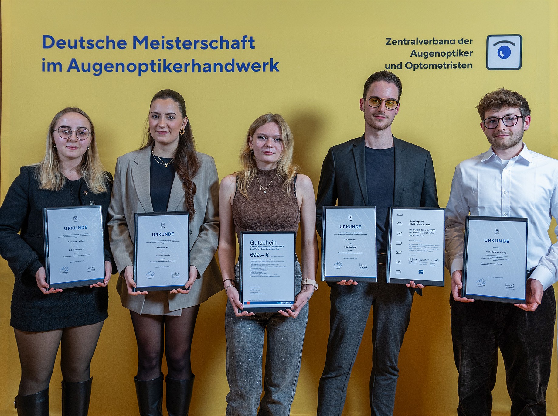 Die Sieger bei der Deutschen Meisterschaft der Augenoptiker 2025 (v. l.): Rebecca Maas, Fabienne Latz, Samantha Samira Becker, Fin Ronan Poll und Noah-Constantin Jung Foto: © ZVA/Peter Magner