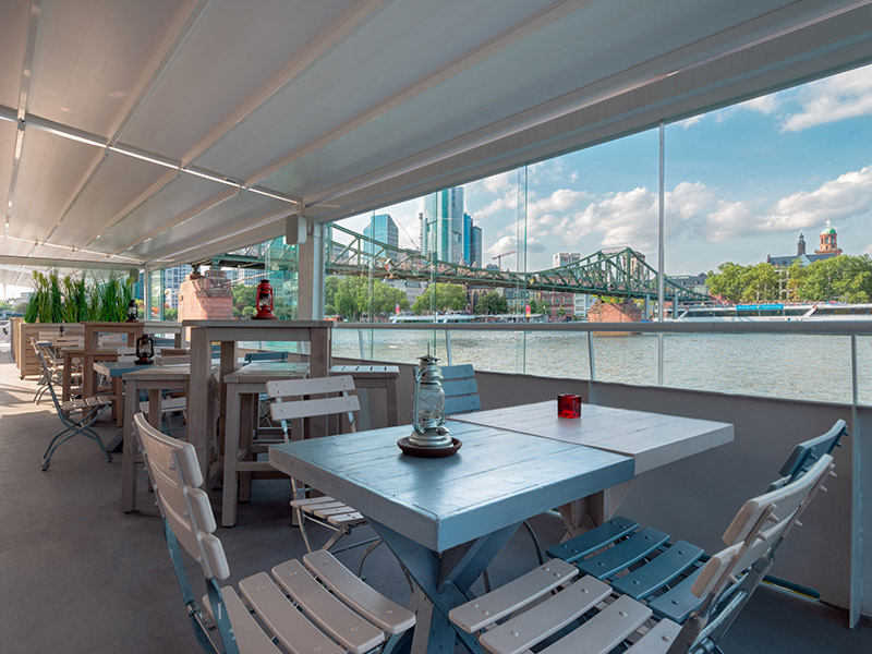 Durch den Einsatz der Outdoor-Lösungen kann in der Außengastronomie sowohl ein geschütztes wie stimmungsvolles Ambiente geschaffen werden. Foto: © Weinor