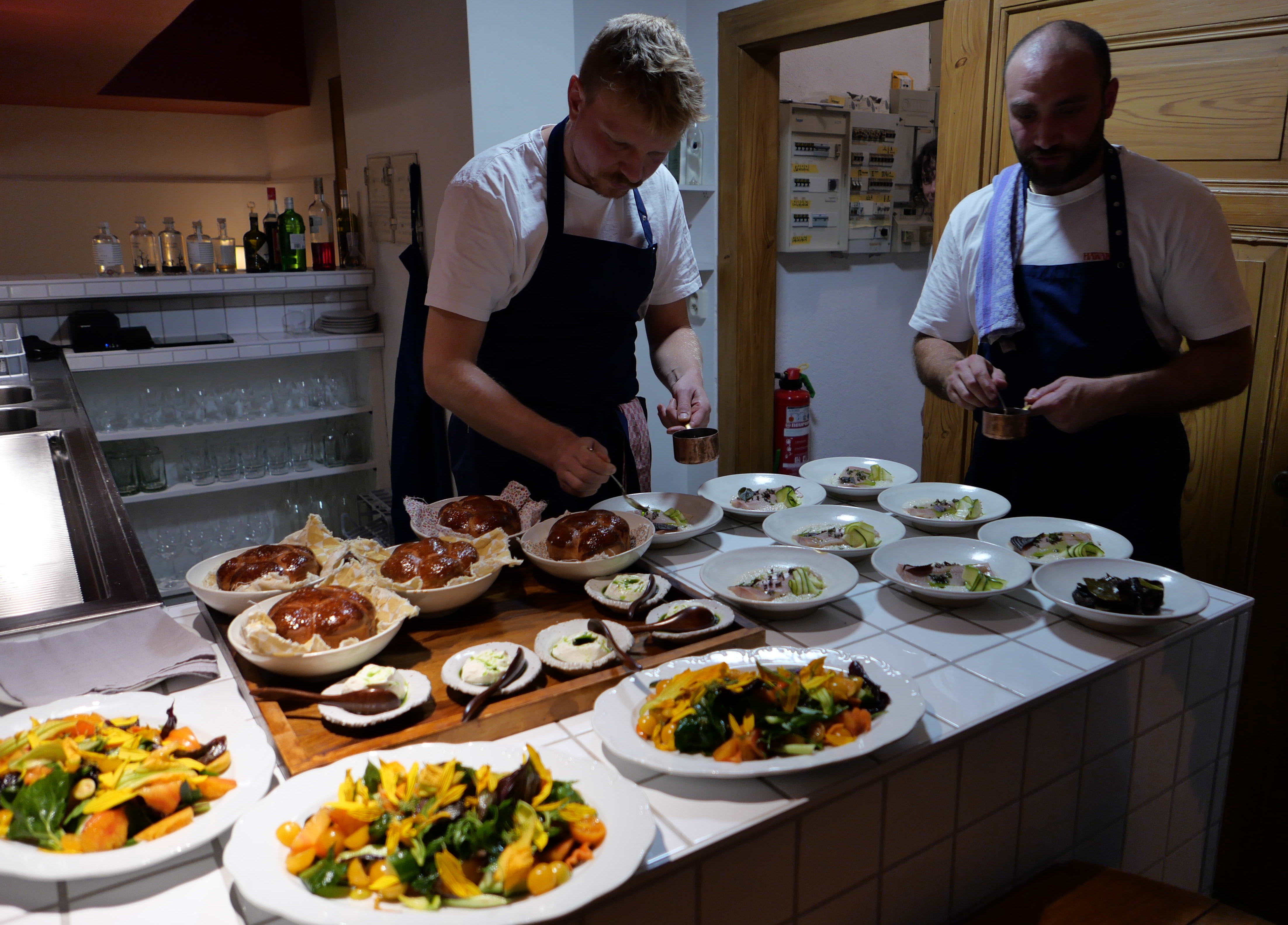 Mit einem Michelin-Stern ausgezeichnet – Nico Heuer und Yannik Spielmann (r.) in ihrem Restaurant 'Hawara'. Foto: © Marion Schwarzmann