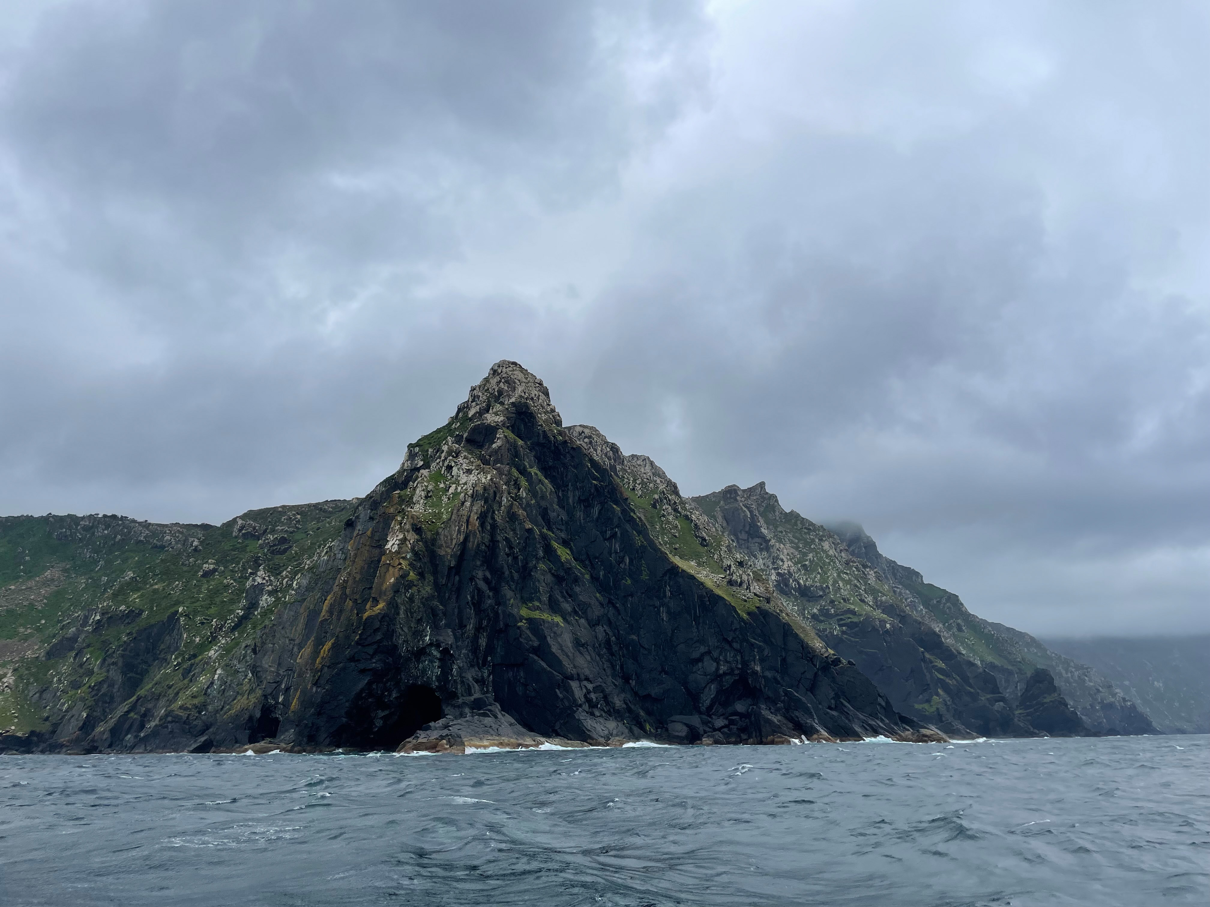 Blick auf die Klippen während der Bootsfahrt. Foto: © Susanne Freitag