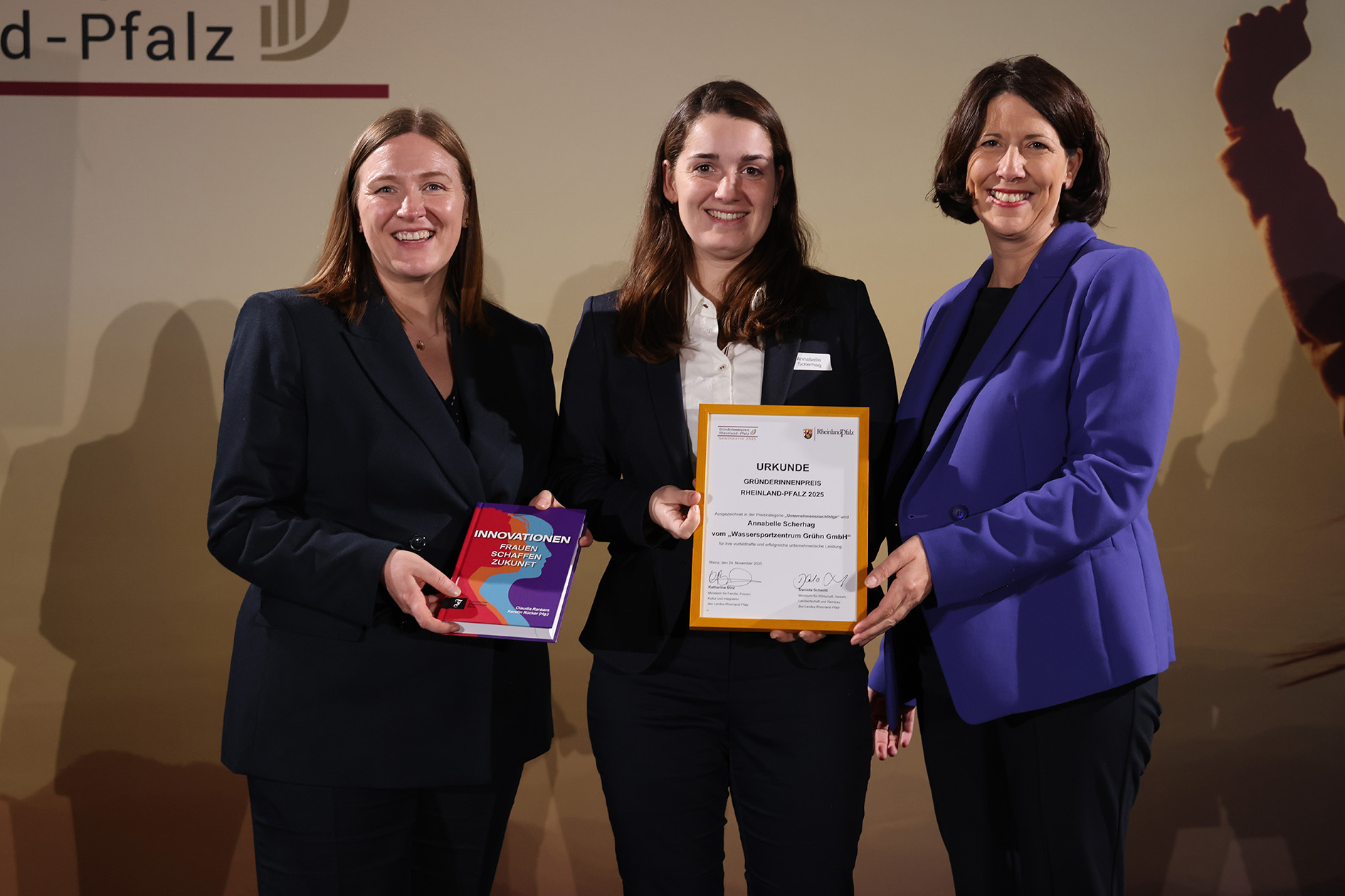Aus den Händen von Wirtschaftsministerin Daniela Schmitt (rechts) und Frauenministerin Katharina Binz (links) erhielt Annabelle Scherhag die Auszeichnung für eine vorbildhafte Unternehmensnachfolge. Foto: © Alexander Sell / ISB
