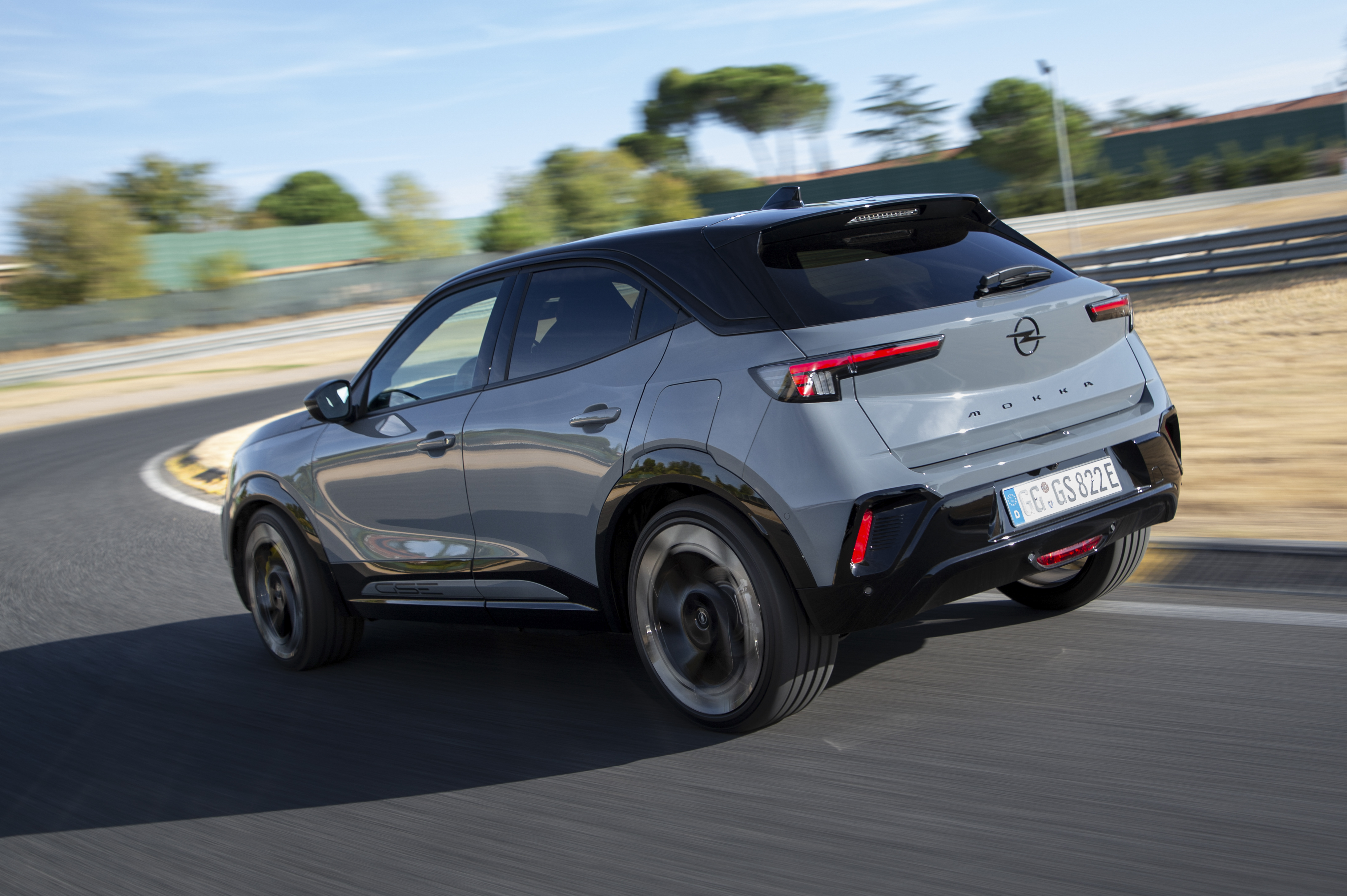 Erste Testfahrten mit dem Opel Mokka GSE gab es auf der Rennstrecke in Madrid. Foto: © Opel