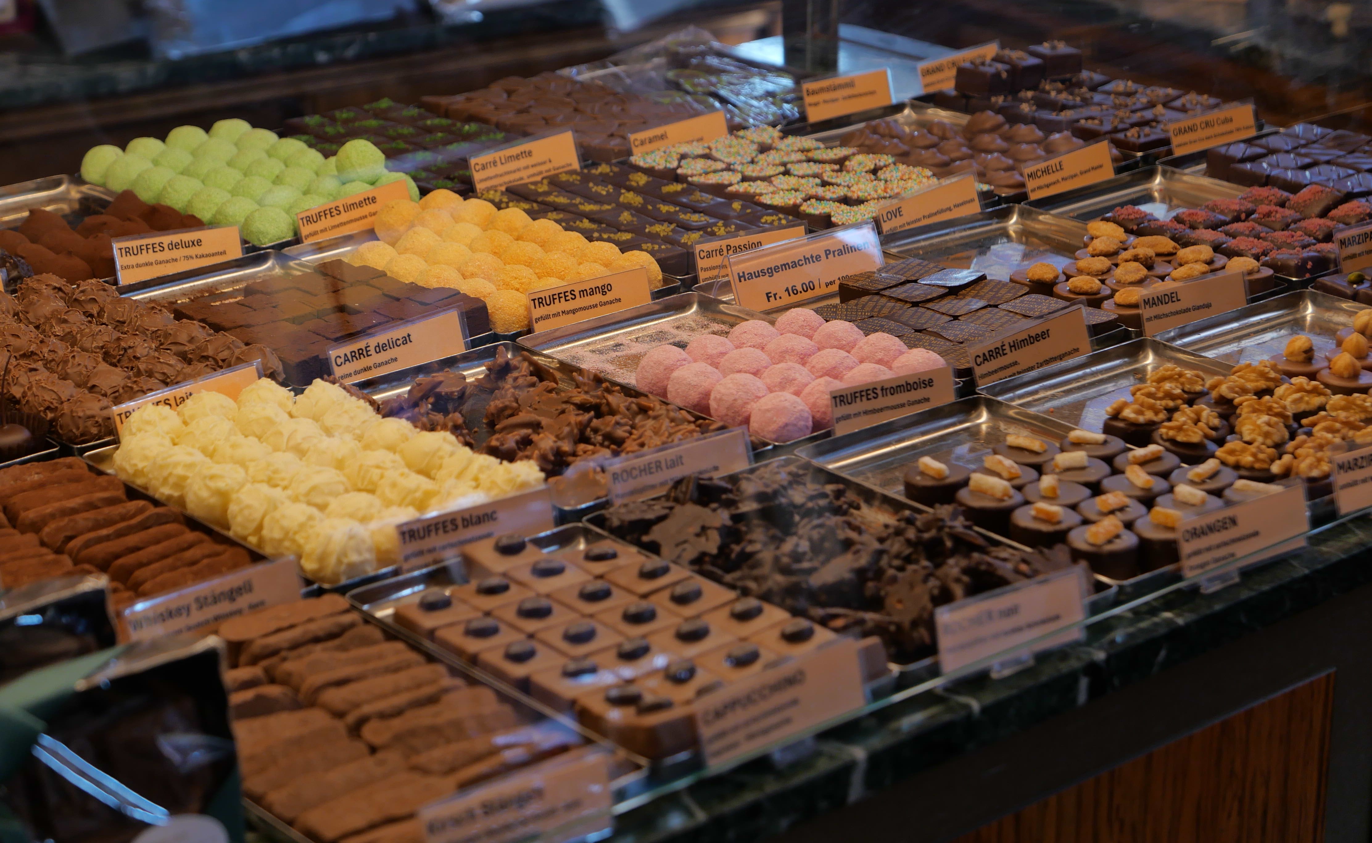 Für Naschkatzen unwiderstehlich – Pralinen in der Confiserie Schiesser, dem ältesten Kaffeehaus von Basel. Foto: © Marion Schwarzmann