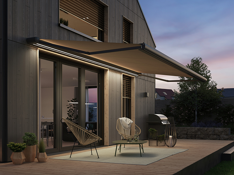 Ein zweiter LED-Stipe innerhalb der Kassette illuminiert das ausgefahrene Tuch und schafft behagliche Lichteffekte durch indirekte Beleuchtung. Foto: © Warema