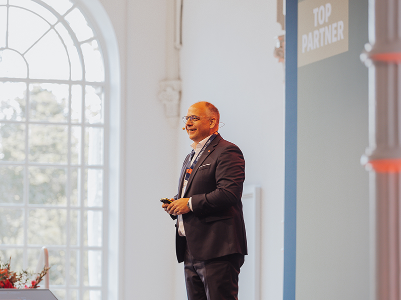 Geschäftsführer Tim Füldner skizzierte in seiner Begrüßung den gemeinsamen Weg, den Weinor gemeinsam mit den Fachpartnern gehen will. Foto: © Weinor