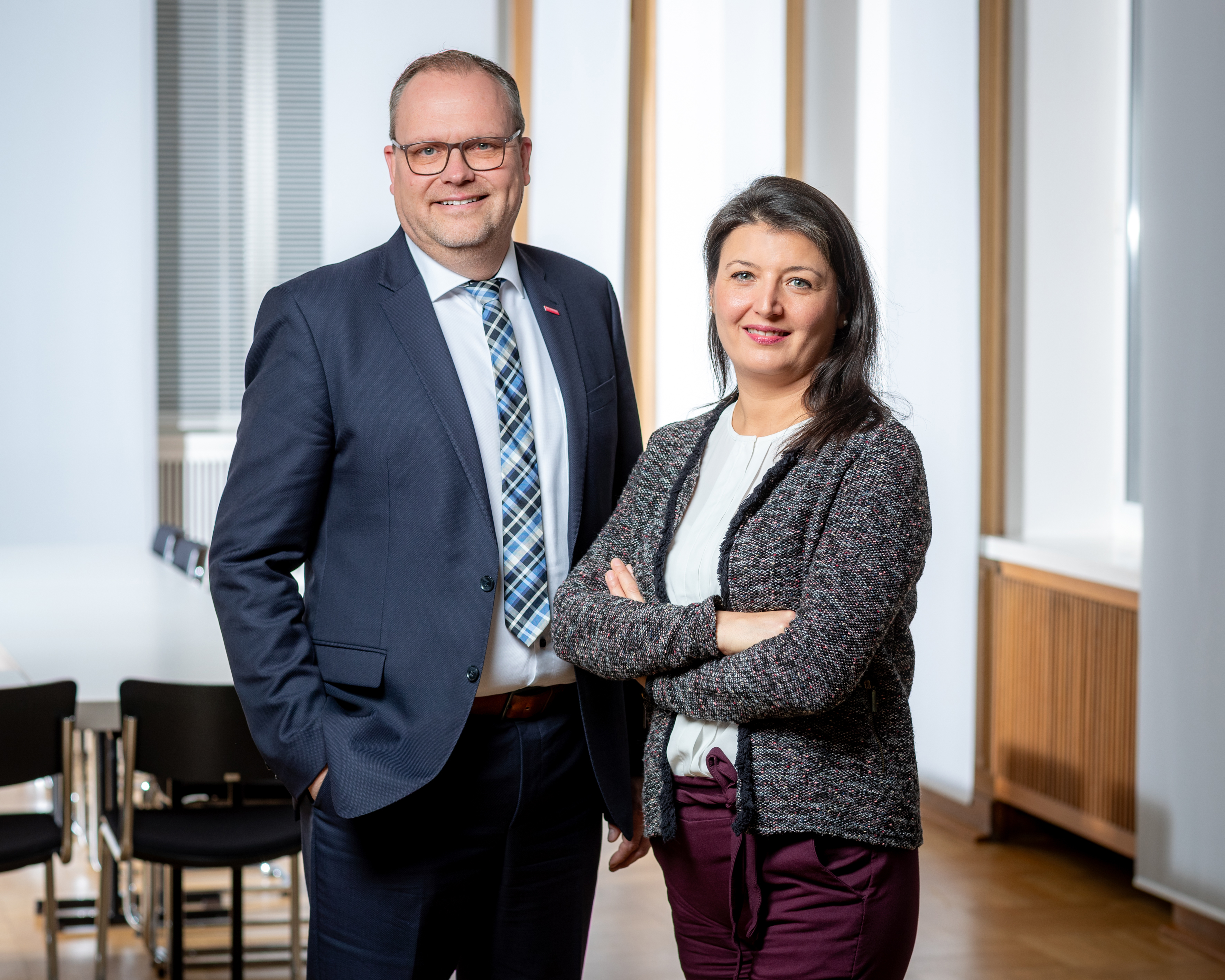 Geschäftsführer Markus Hartmann begrüßt Zornitza Ivanov als neue Inklusionsberaterin bei der Handwerkskammer Münster. Foto: © Teamfoto Marquardt