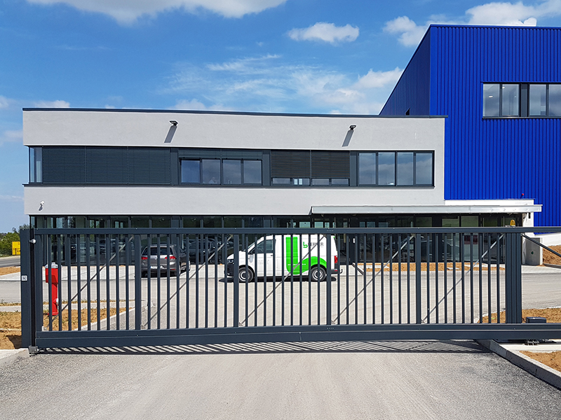 Auch hier wird der Einfahrtsbereich mit dem stabilen Aluminium-Tor gesichert, das passgenau auf die gewünschten Anforderungen vor Ort angefertigt wurde. Foto: © Berner Torantriebe