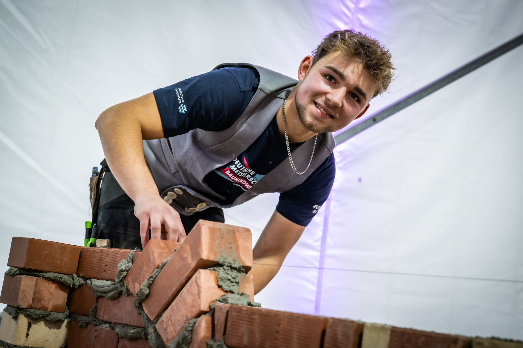  Mitchel Immen hat beim Wettbewerb der Maurer alles geben und konnte sich als Erster Bundessieger feiern lassen. Foto: © ZDB/Claudius Pflug