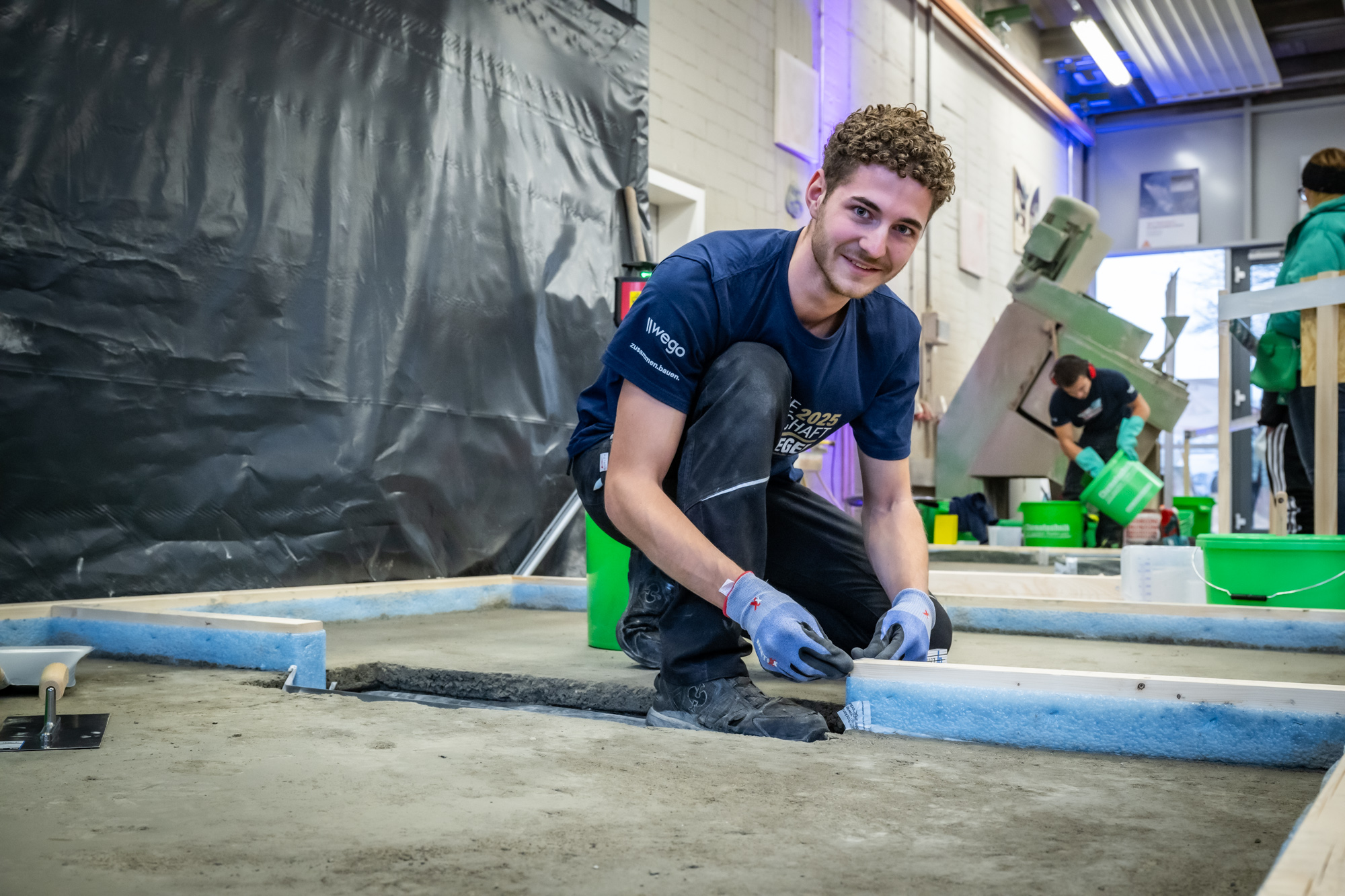 Beim Wettbewerb der Estrichleger setzte sich Tizian Leitschuh gegen seine Kollegen durch. Foto: © ZDB/Claudius Pflug