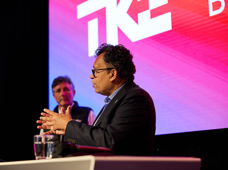 CEO Uday Yadav und Standortleiter Dr. Michael Loh (im Hintergrund). Foto: © TK Elevator / Philip Schwarz