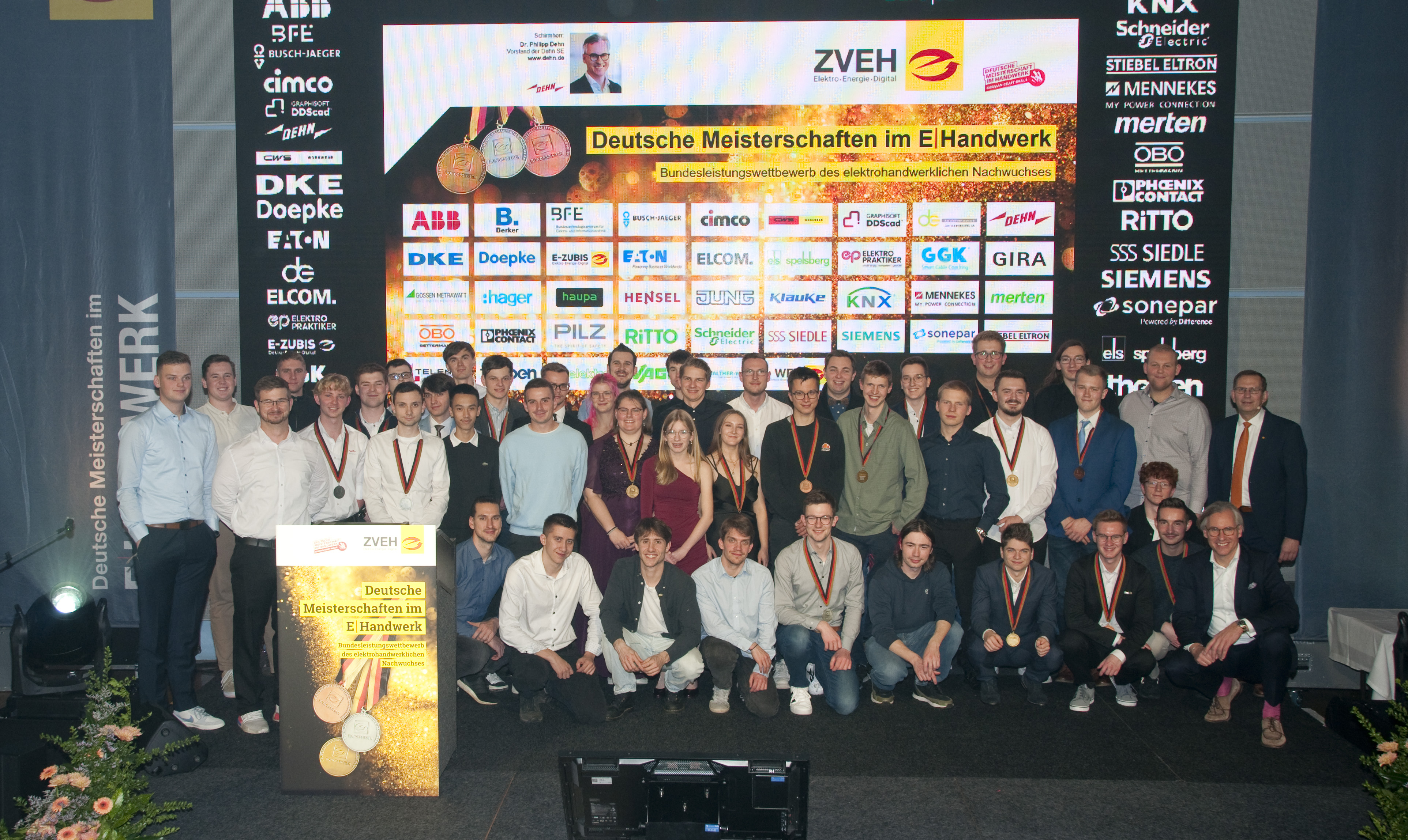 Alle Teilnehmer des diesjährigen Bundeswettbewerbs der Elektroberufe Foto: © ZVEH/Jessica Franke