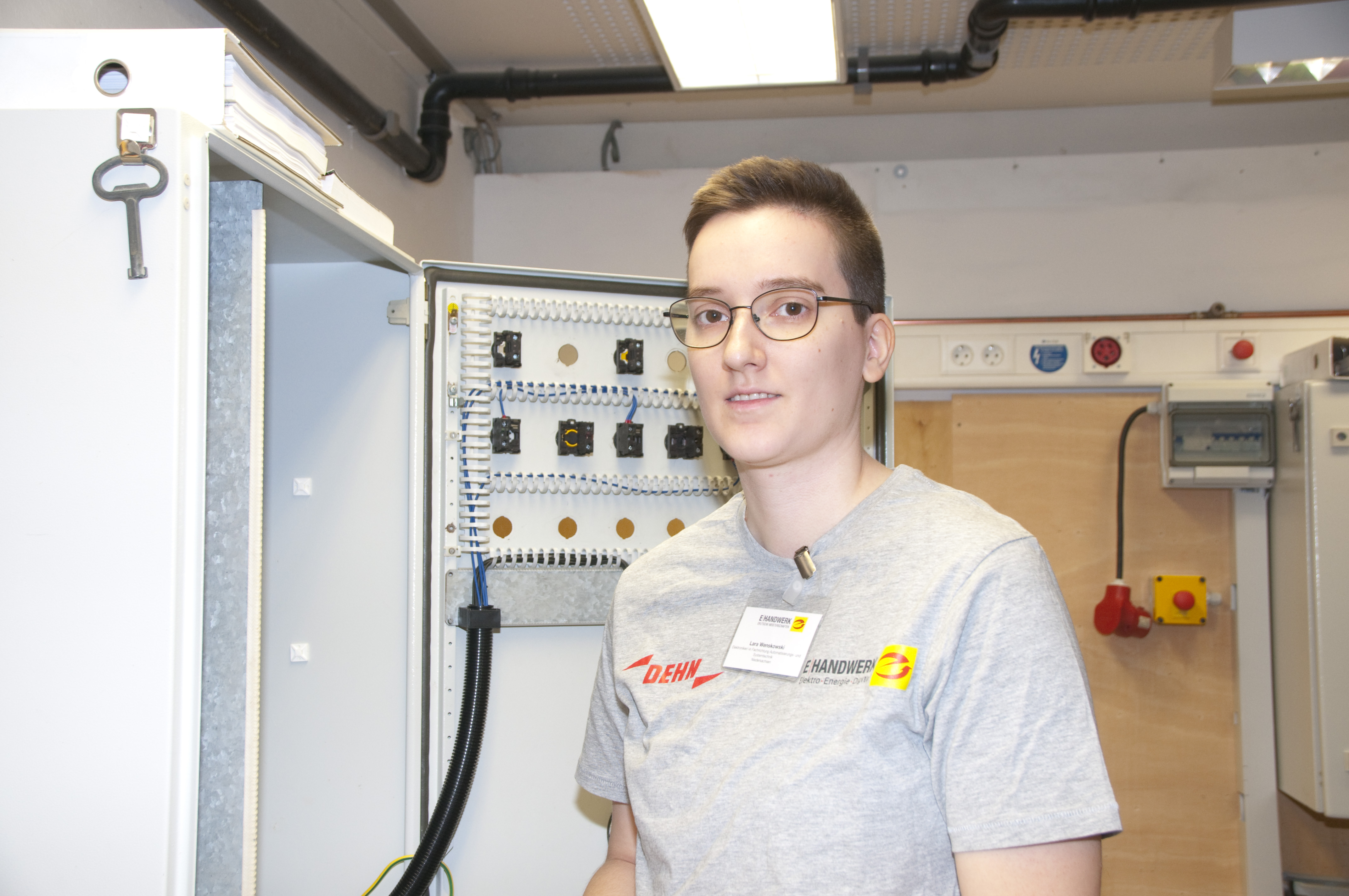 Eine von zwei jungen Frauen, die den Bundessieg bei der Deutschen Meisterschaft der E-Handwerke holte: Lara Wenskowski Foto: © ZVEH/Jessica Franke