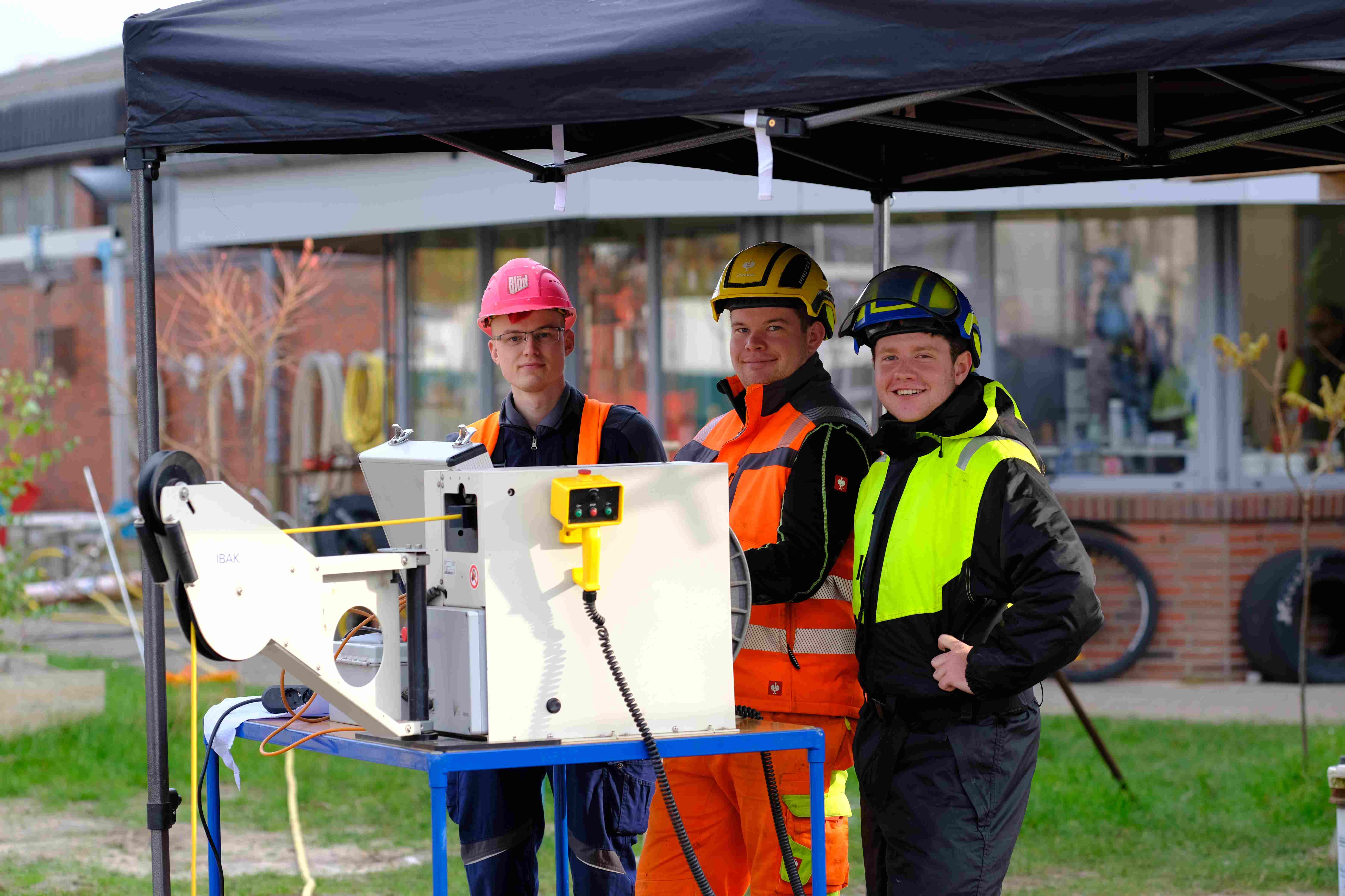 Die drei besten Brunnenbauer 2025: Constatin Dau (Zweiter Bundessieger), Max Hannes Wilcke (Dritter Bundessieger) und Aaron Tr&auml;tzl (Erster Bundessieger) Foto: © BAU ABC Bad Zwischenahn