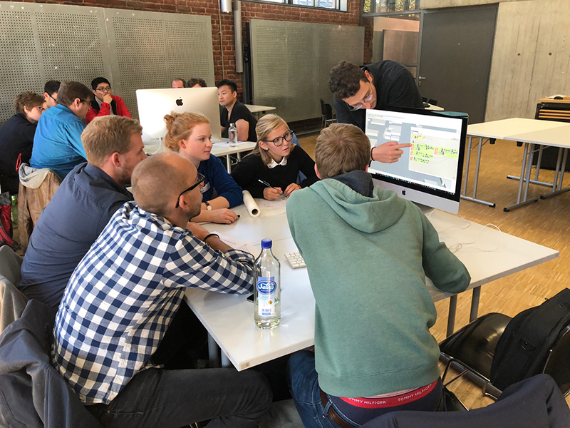 An der FH Münster gibt es seit zwei Jahren die interdisziplinäre Lehrveranstaltung BIM. Studierende der Fachbereiche Bauingenieurwesen, Energie – Gebäude – Umwelt und Architektur arbeiten gemeinsam an digitalen, virtuellen Gebäudemodellen. Foto: © FH Münster/MSA