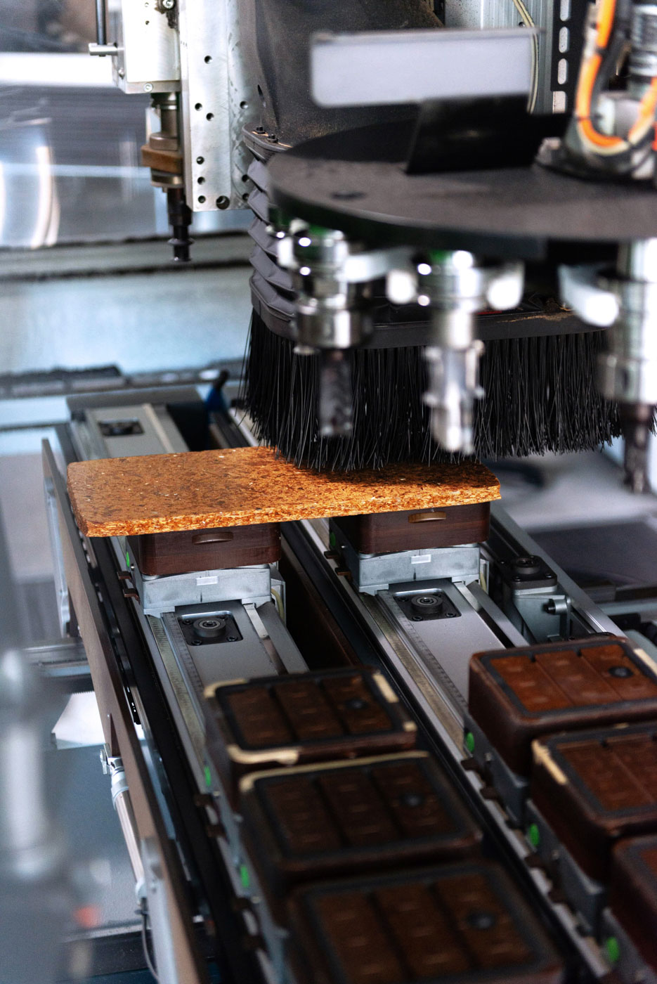 Die neuen Spanplatten lassen sich mit herk&ouml;mmlichen Maschinen bearbeiten. Foto: © System 180 GmbH / Clemens Richter