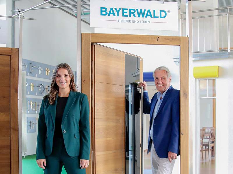 Beim ersten Unternehmensbesuch in Neukirchen vorm Wald zeigten sich beiden prominenten Fernseh-Profis von der Thematik und den Produkten des Premiumherstellers begeistert. Foto: © Bayerwald