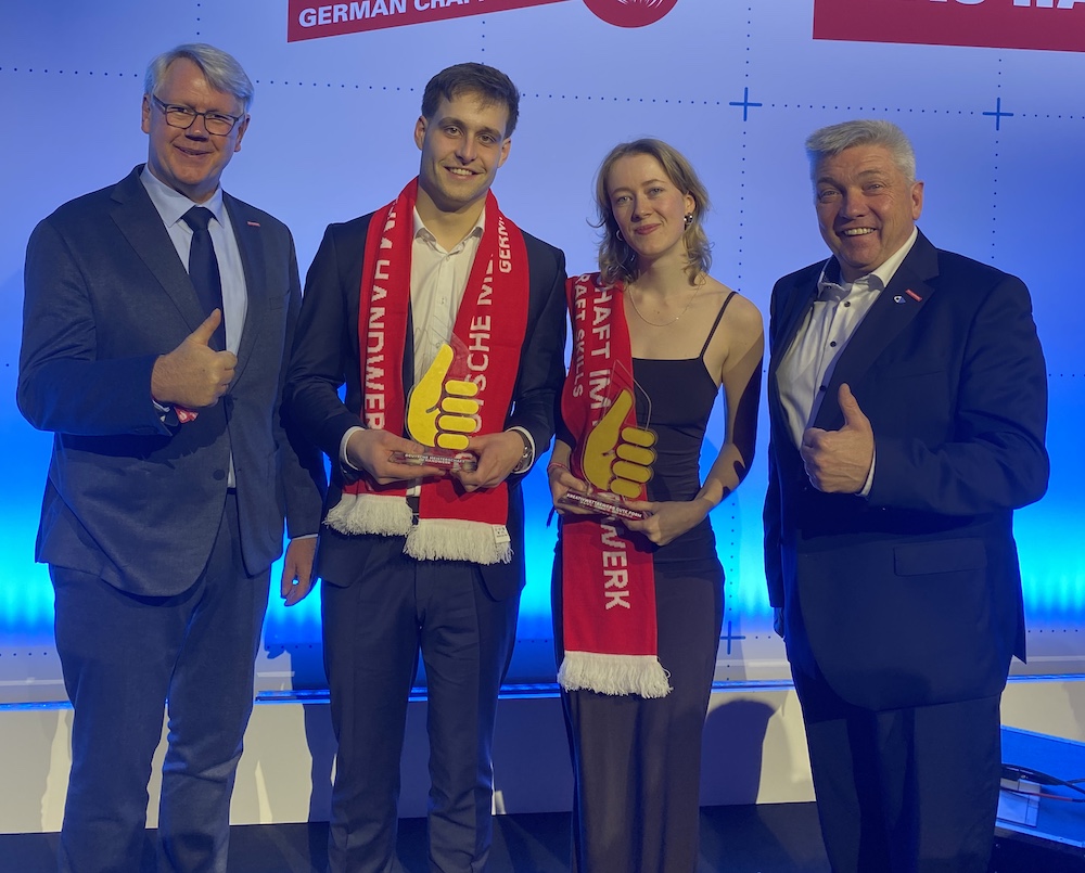 Mit Alexander Perdun und Sophia Böhm freuen sich Hauptgeschäftsführer Thomas Banasiewicz (links) und Vizepräident Bernhard Blanke (rechts, beide HWK). Foto: © HWK Münster