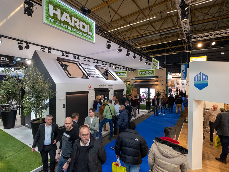 Mehr als 200 Aussteller bringen die gesamte Branche f&uuml;r T&uuml;r-, Fenster-, Fassadenbau, Zutrittskontrolle und Sonnenschutztechnik zusammen. Foto: © Polyclose