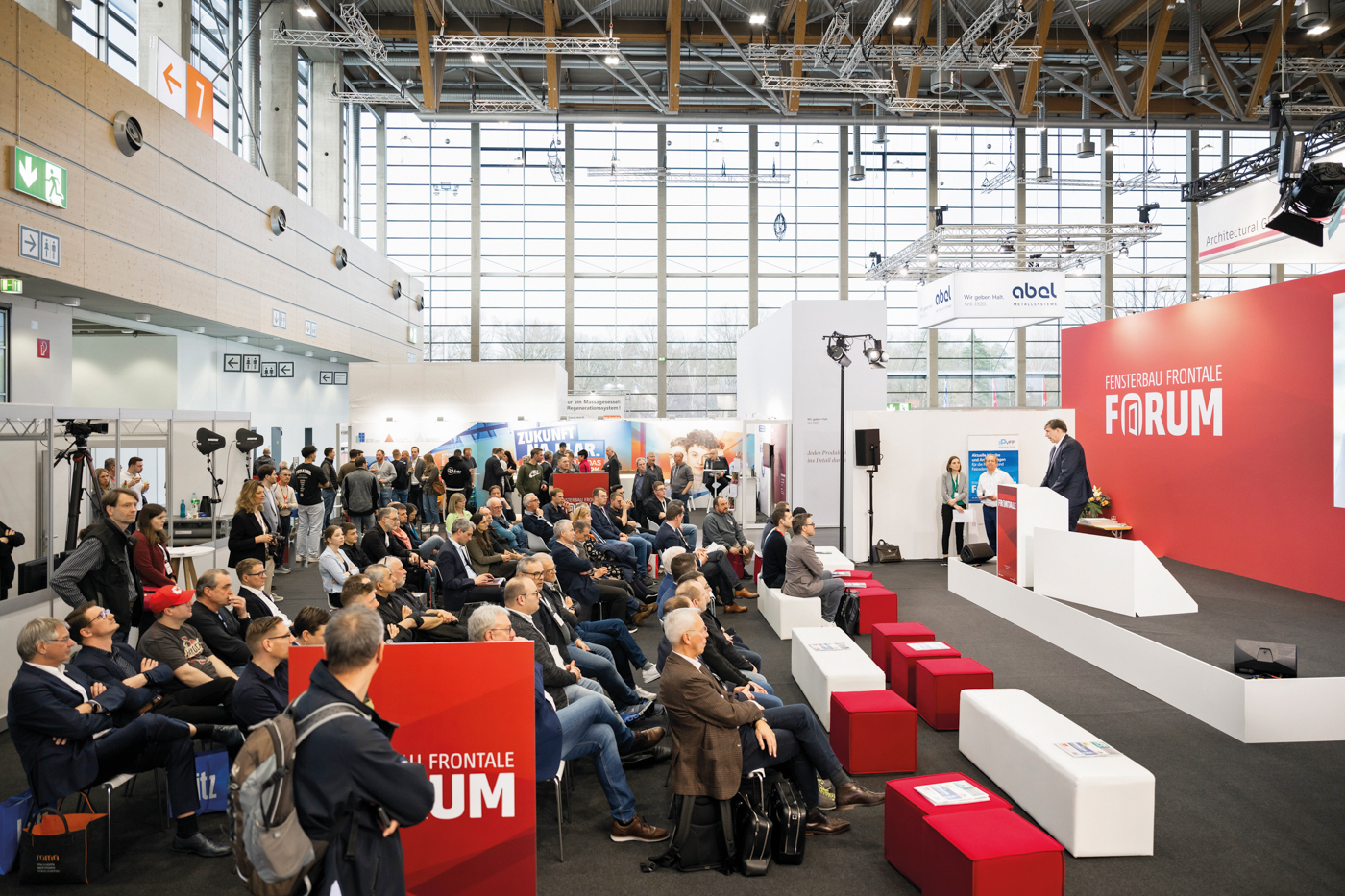 Das Fensterbau Frontale Forum geht 2026 in die n&auml;chste Runde. In spannenden Impulsvortr&auml;gen werden praxisnah aktuelle Branchenthemen von Experten er&ouml;rtert. Das Programm im Forum wird aufgezeichnet und wird nach der Messe auf YouTube zur Verf&uuml;gung gestellt. Foto: © NürnbergMesse / Uwe Niklas