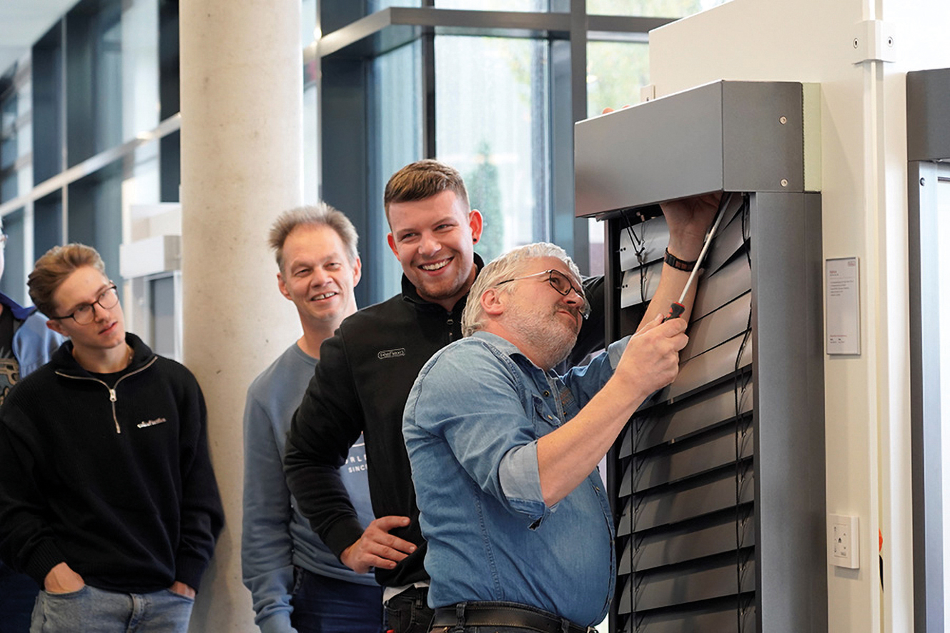 Die Teilnehmenden k&ouml;nnen neben den informativen Inhalten auch ihre handwerklichen F&auml;higkeiten erweitern. Foto: © Reflexa