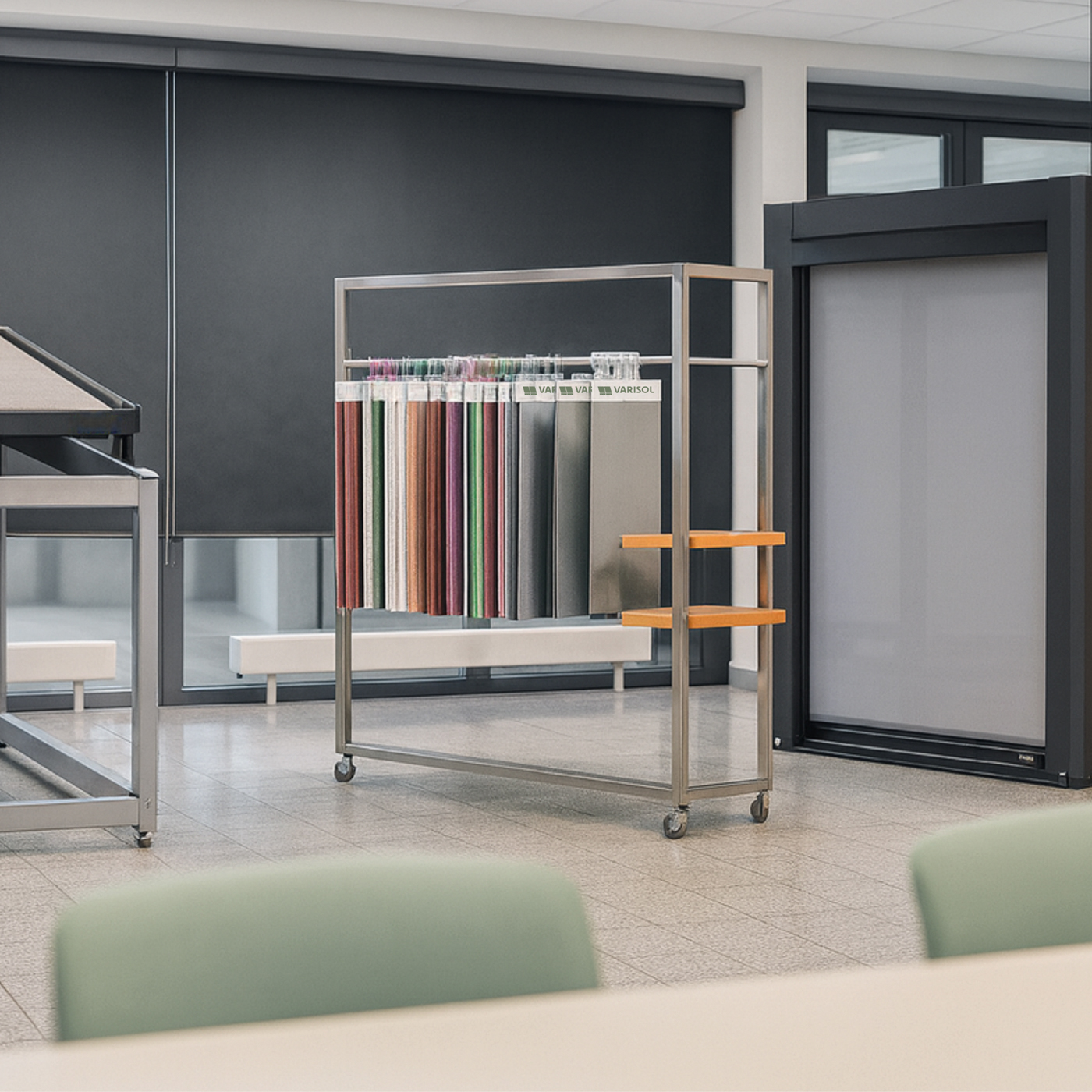 Im gro&szlig;en Schulungsraum k&ouml;nnen die Teilnehmenden anhand von ausgestellten Mustern alle Markisentypen direkt in der Anwendung kennenlernen. Foto: © Varisol