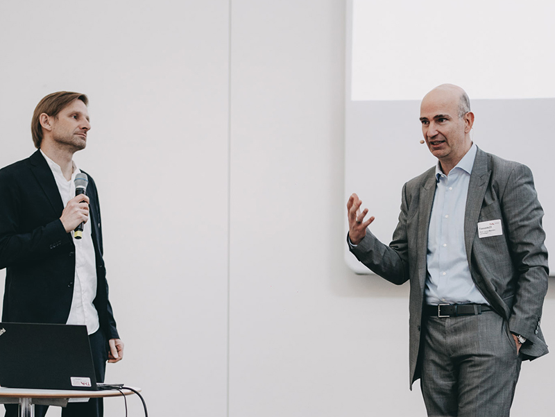 Prof. Dr. Timo Schmidt, links im Bild mit Prof. Lucio Blandini bei der Tagung Fassade 25, leitet den wissenschaftlichen Beirat Fassade und moderiert die Veranstaltung. Foto: © Matthias Leo