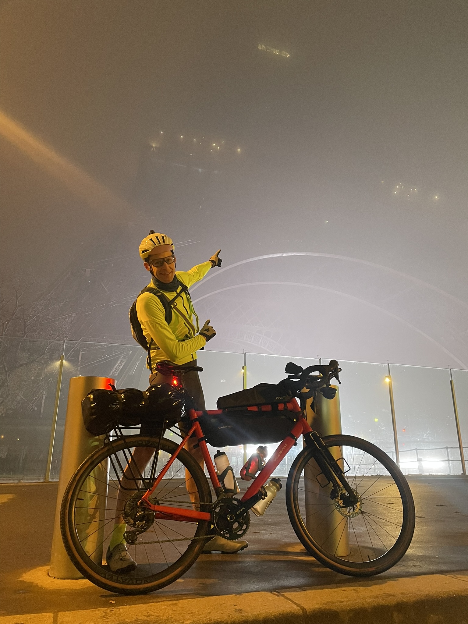 ourstart: Das Abenteuer begann in Paris am vom Nebel verh&uuml;llten Eiffelturm. Foto: © Thomas Großerichter