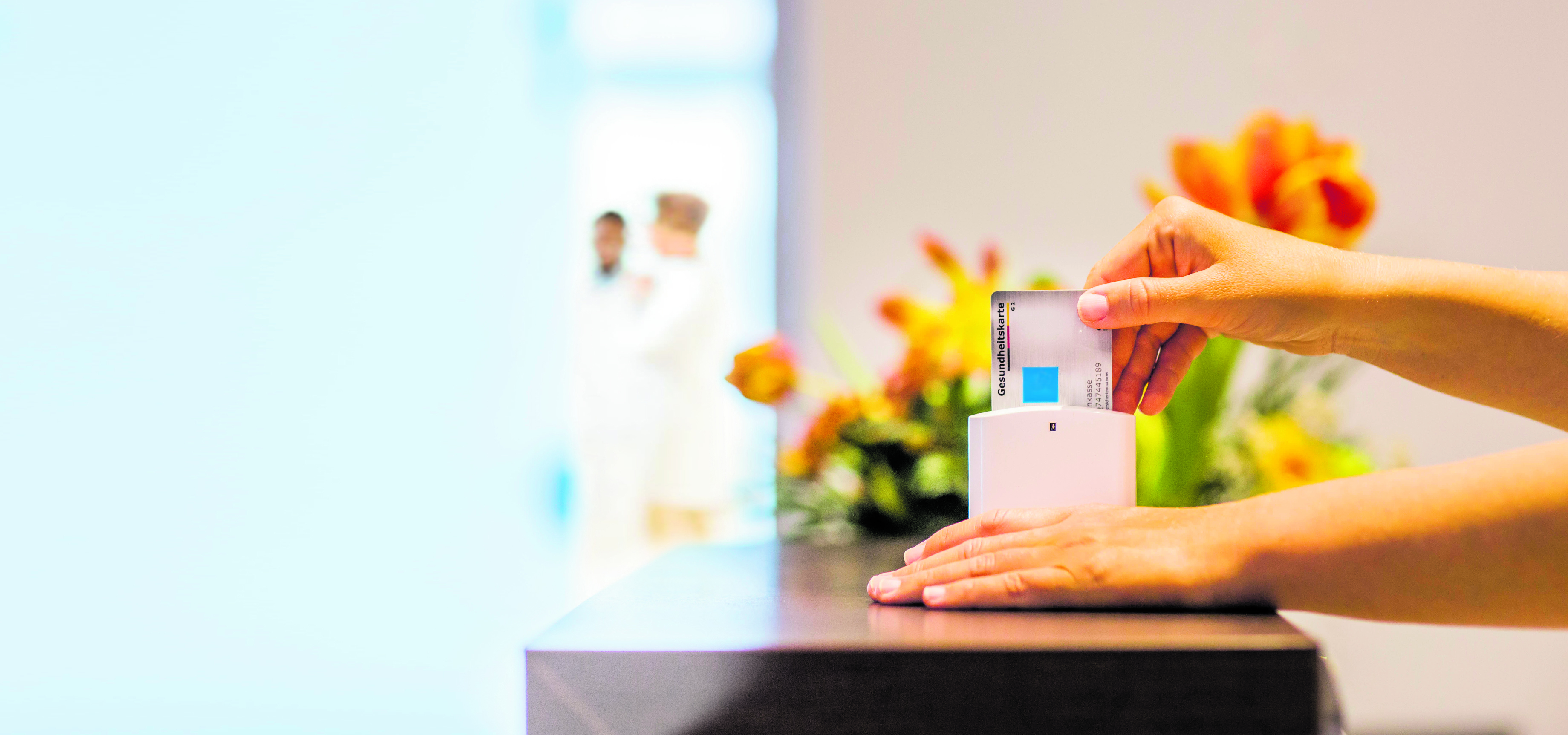 Seit 2015 gilt nur noch die elektronische Gesundheitskarte als Berechtigungsnachweis, um Leistungen der Krankenversicherungen in Anspruch nehmen zu können. Foto: © Inga Geiser / DHB-Montage