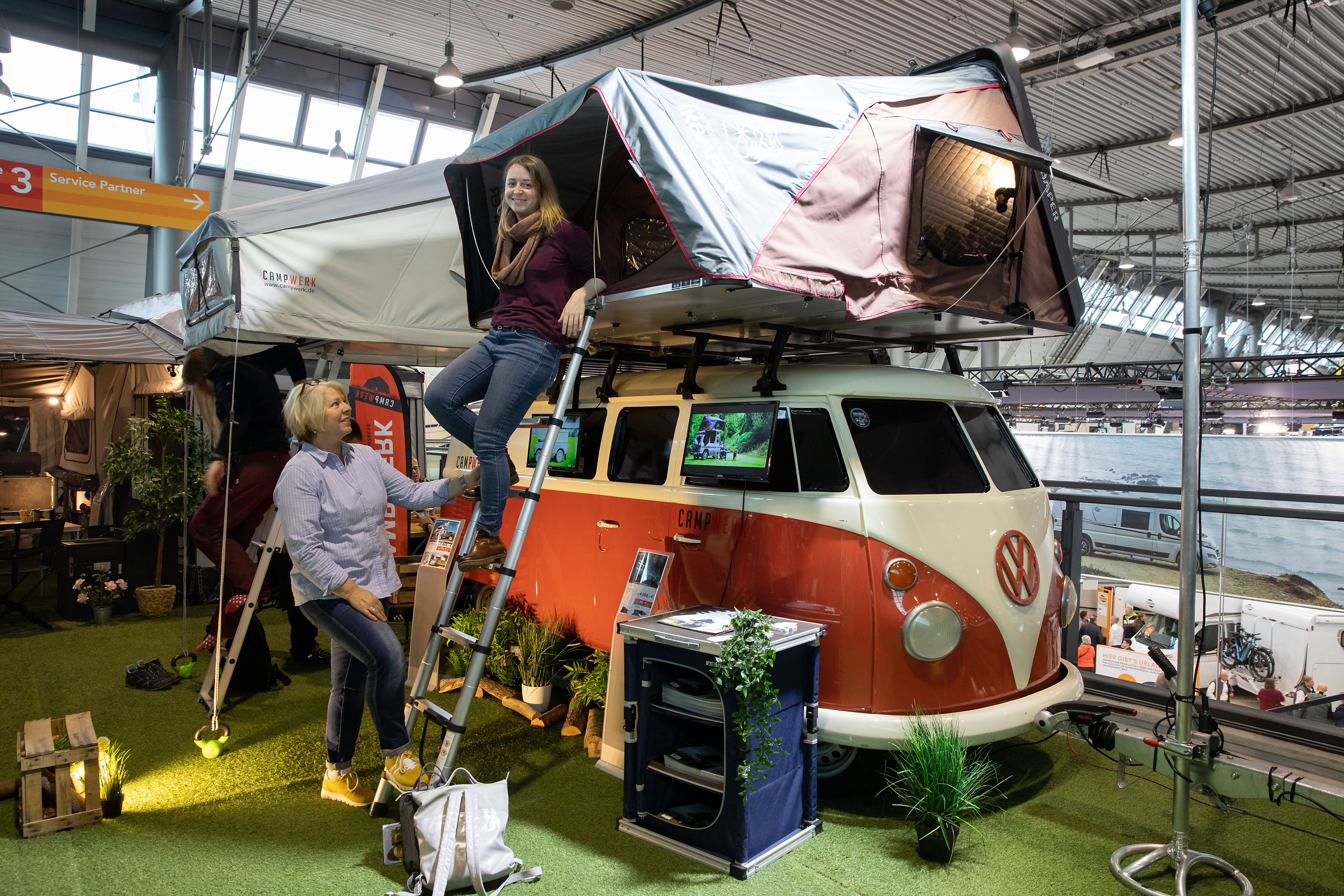 VW Bus mit Dachzelt, bestens gerüstet für den Alltag und Urlaub Foto: © MESSE STUTTGART
