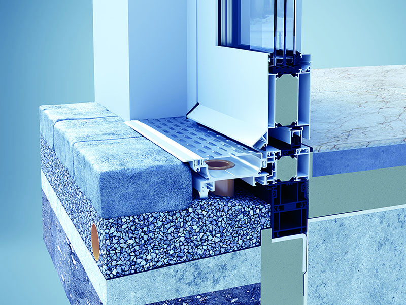 Dank der besonders flachen Bauhöhe verläuft das Drainagesystem des Herstellers unter dem Rahmenprofil und ist damit quasi unsichtbar. Foto: © Heroal