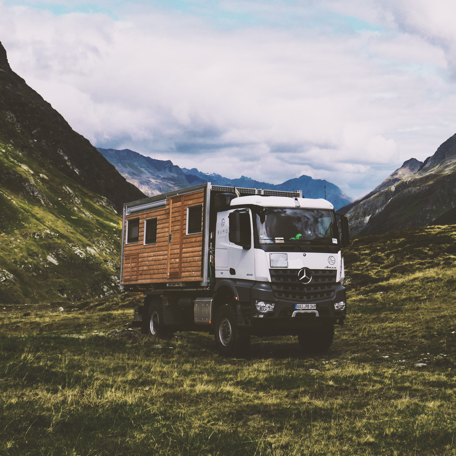 Der von Bumo entwickelte Offroader fällt besonders durch seinen holzverkleideten Aufbau auf. Foto: © Bumo