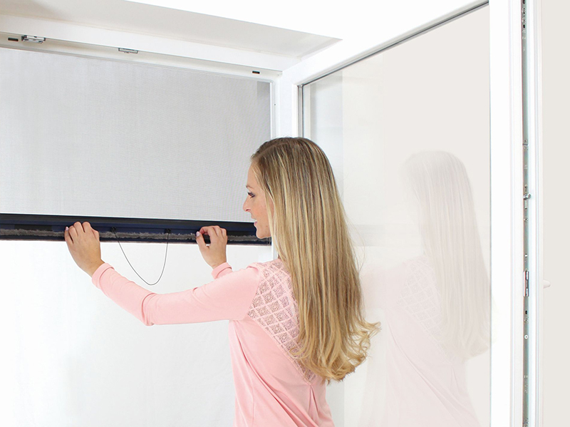 In Neu- und Bestandsbauten, deren Fenster erstmalig mit Sonnenschutzsystemen ausgestattet werden, empfiehlt sich die integrierte Variante des Insektenschutzrollos. Foto: © Alukon