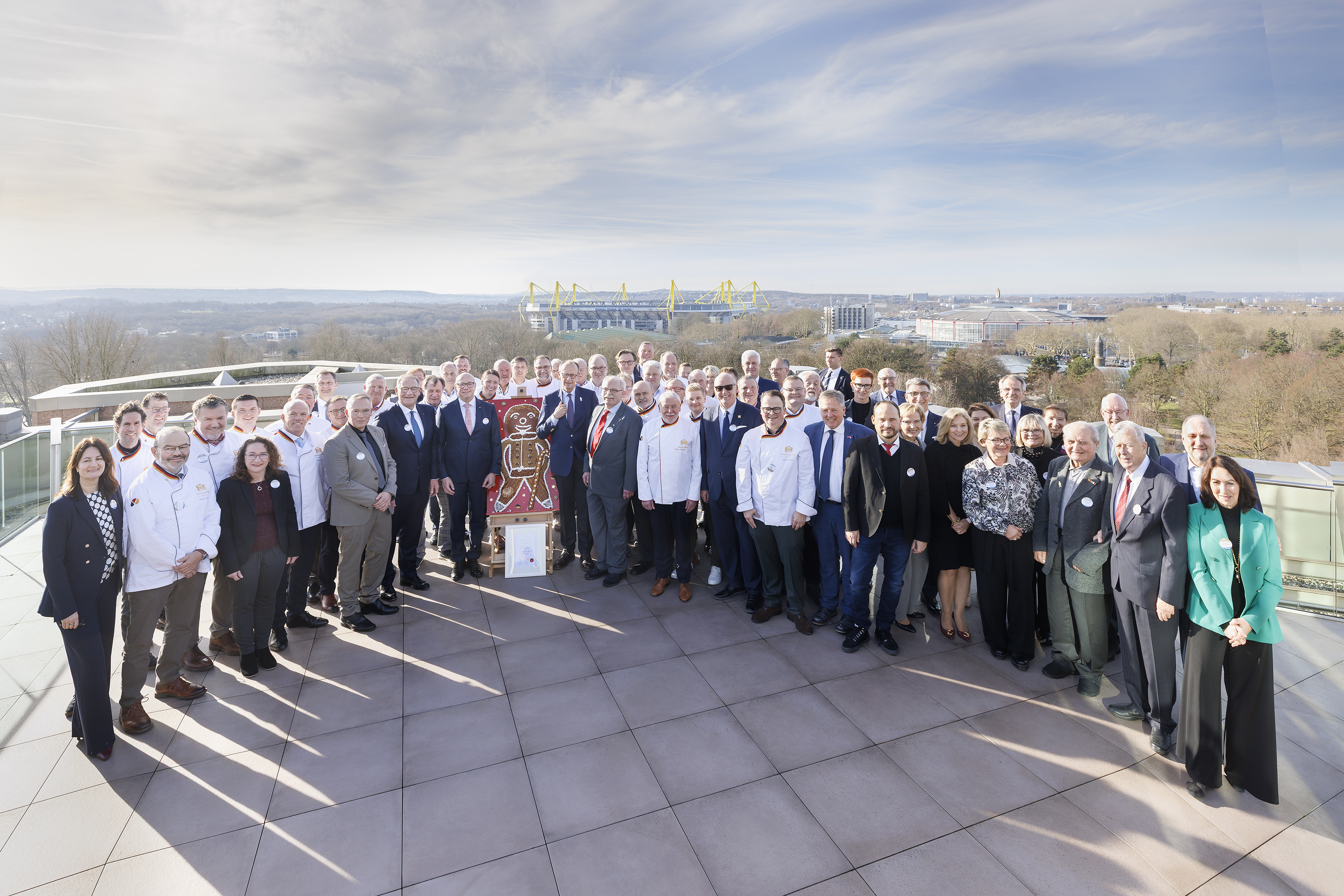 Gruppenbild mit Bundeskanzler: Die G&auml;ste der Preisverleihung des Gro&szlig;en Stutenkerls mit Friedrich Merz auf der Dachterasse der Signal Iduna. Foto: © Benito Barajas