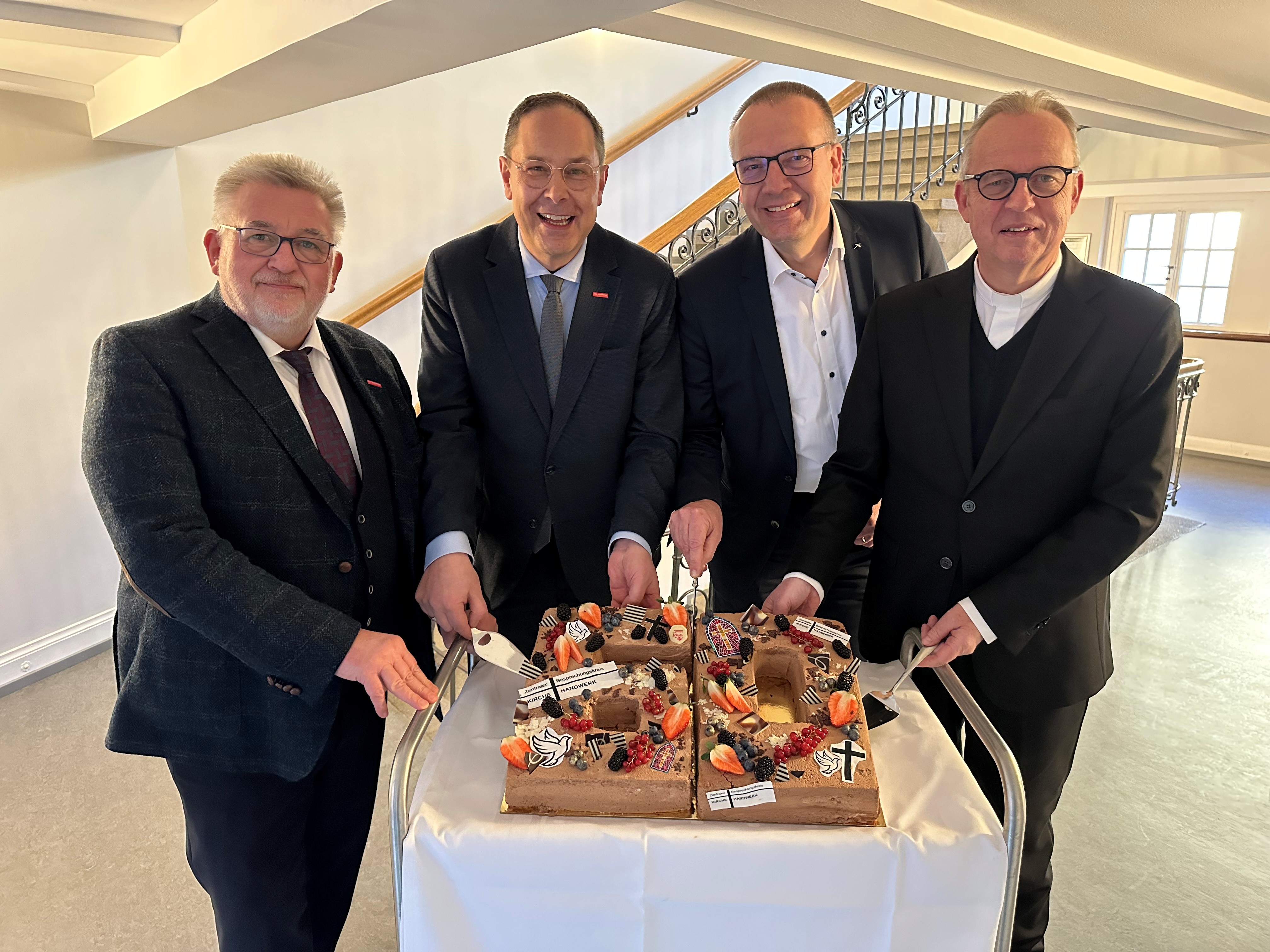 Detlef Bade, Pr&auml;sident der Handwerkskammer Braunschweig-L&uuml;neburg-Stade, Karl-Sebastian Schulte, Bischof Thomas Adomeit und Weihbischof Josef Holtkotte (v. l.) Foto: © Handwerkskammer Braunschweig-Lüneburg-Stade