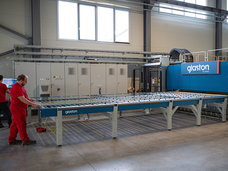 Die neue Glaston Vorspannanlage mit Autopilot ben&ouml;tigt kein hochqualifiziertes Personal f&uuml;r die Bedienung. Sie liefert mit wenigen Grundeingaben automatisiert bei inviduellen Glas-Chargen eine gleichbleibend hohe Produktqualit&auml;t, und das dank einer Schalld&auml;mmkabine ohne gesundheitssch&auml;digenden L&auml;rm. Foto: © Ovibest