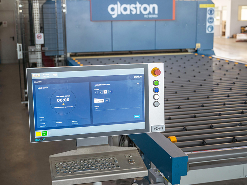 Das Bedienpersonal bei OviBest hat keine Erfahrung mit dem Vorspannen von Glas. Die ben&ouml;tigt es auch nicht. Dank Glaston Autopilot muss am Bedienpanel nur die vorzuspannende Glasart ausgew&auml;hlt werden. Alle relevanten Einstellungsparameter werden dann vollautomatisch vorgenommen. Foto: © Ovibest