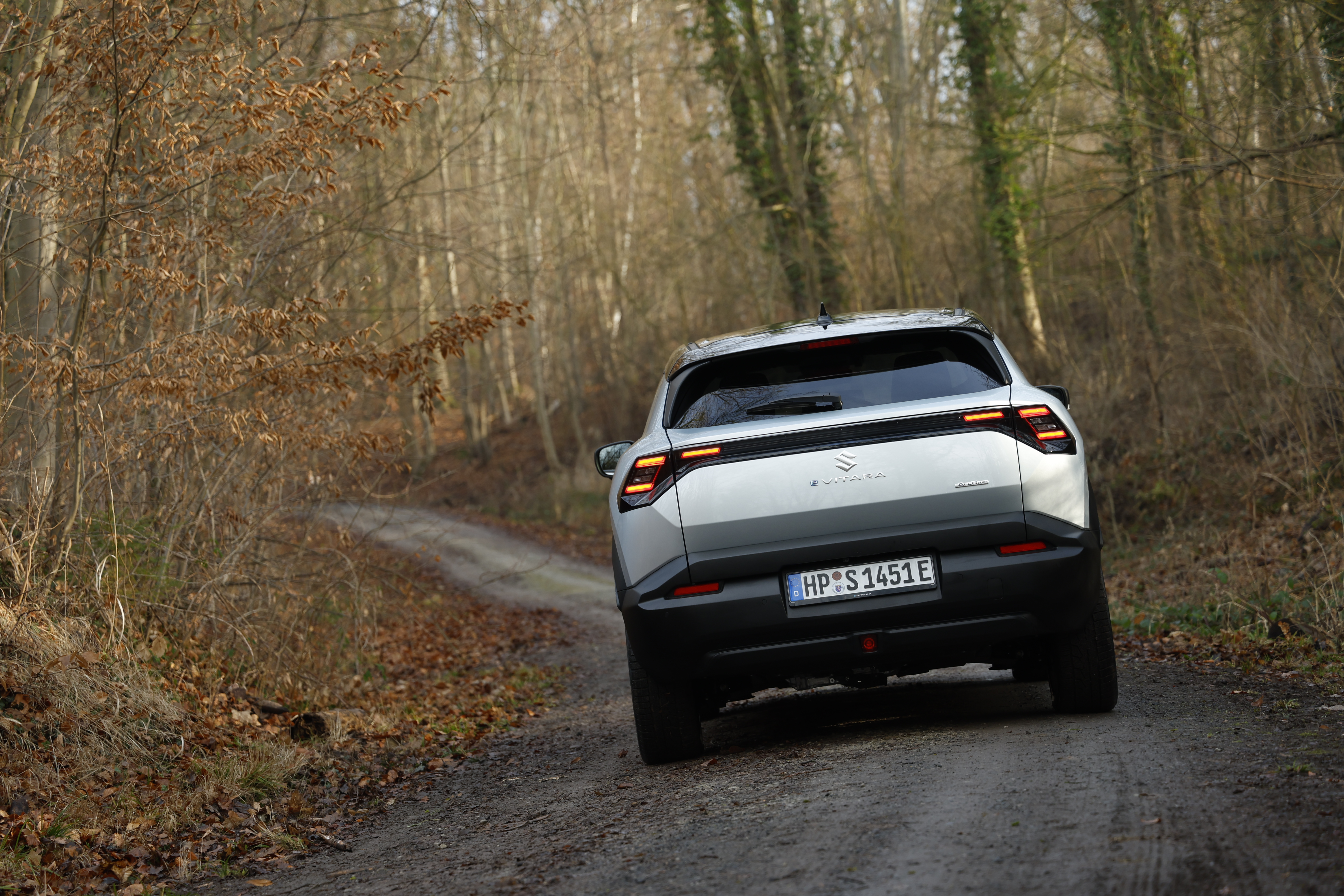 Die Heckansicht des Suzuki e Vitara, der bereits ab netto 25.201,68 Euro mit Frontantrieb startet. Foto: © Suzuki