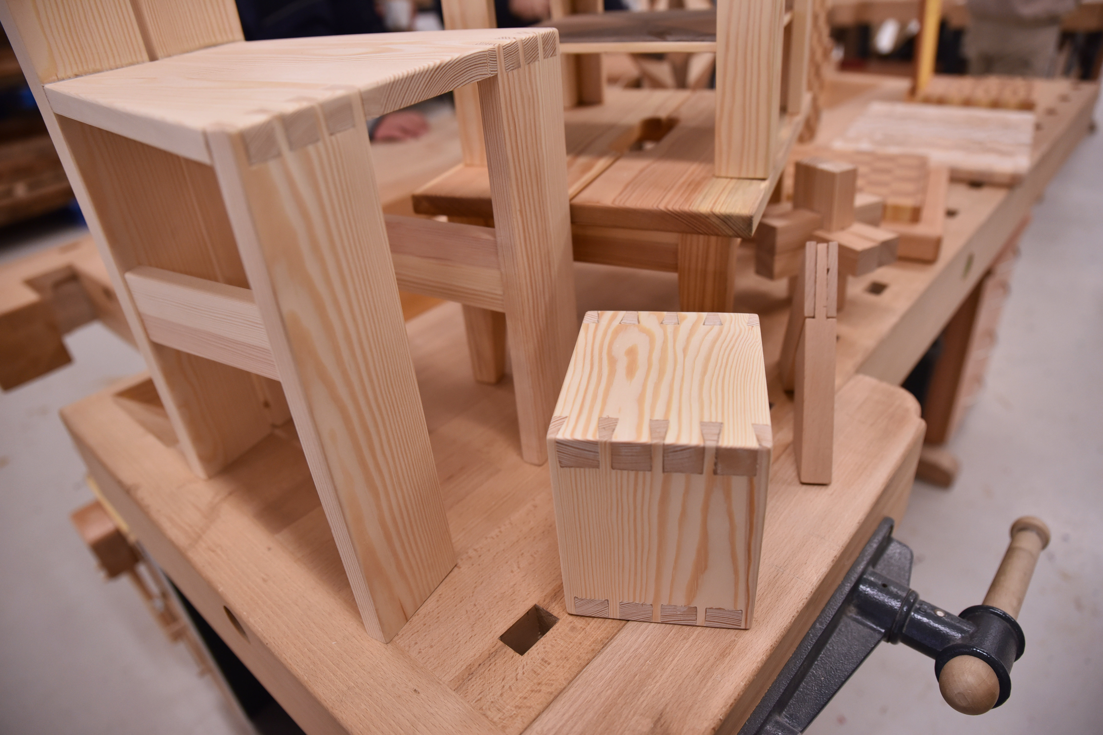 Die im Kurs entstandenen Werke wurden bei der HWK-Zertifikats&uuml;bergabe ausgestellt. Foto: © Alexander Barth