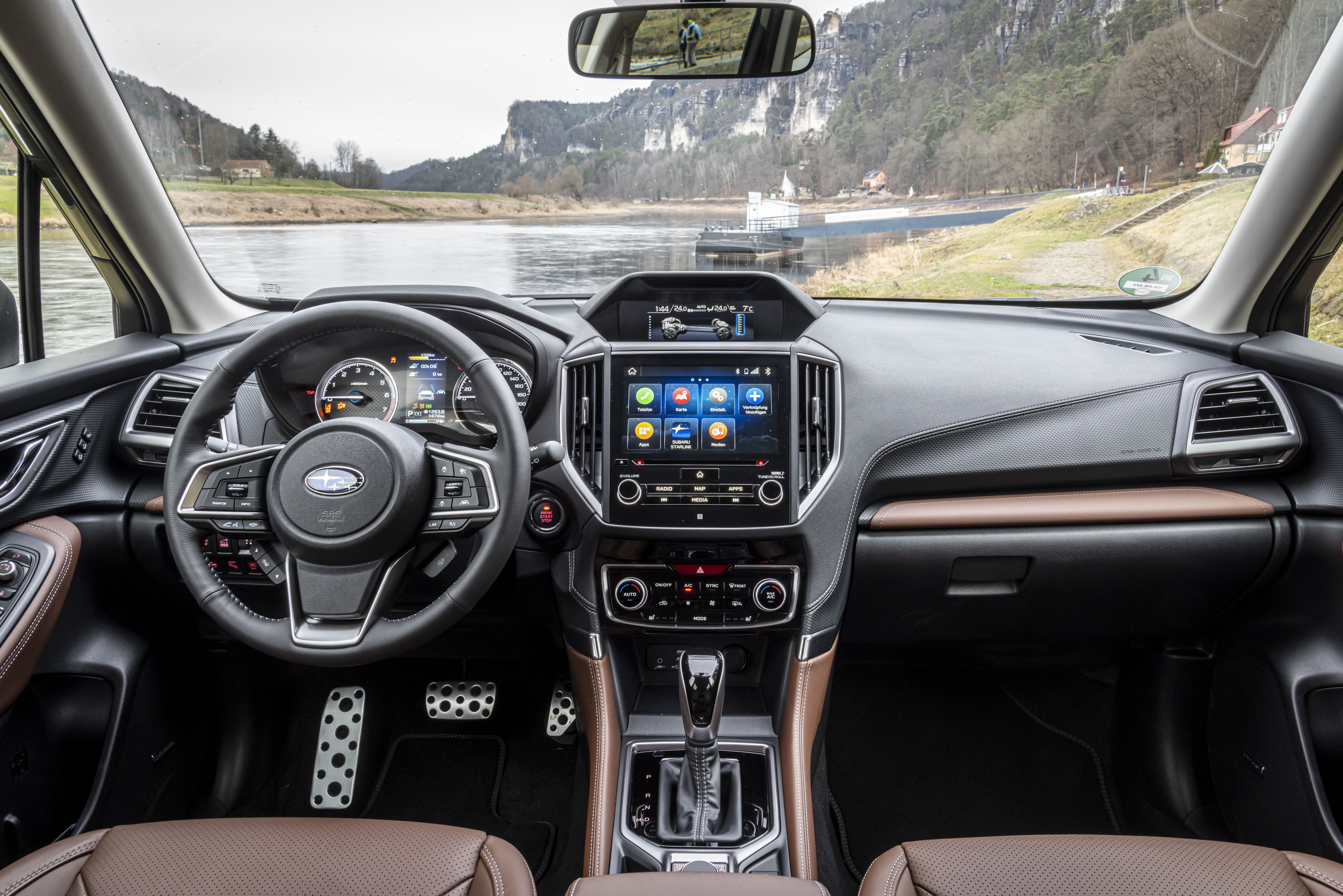 Das Cockpit präsentiert sich aufgeräumt, das Multimediasystem lässt sich einfach bedienen. Foto: © Subaru