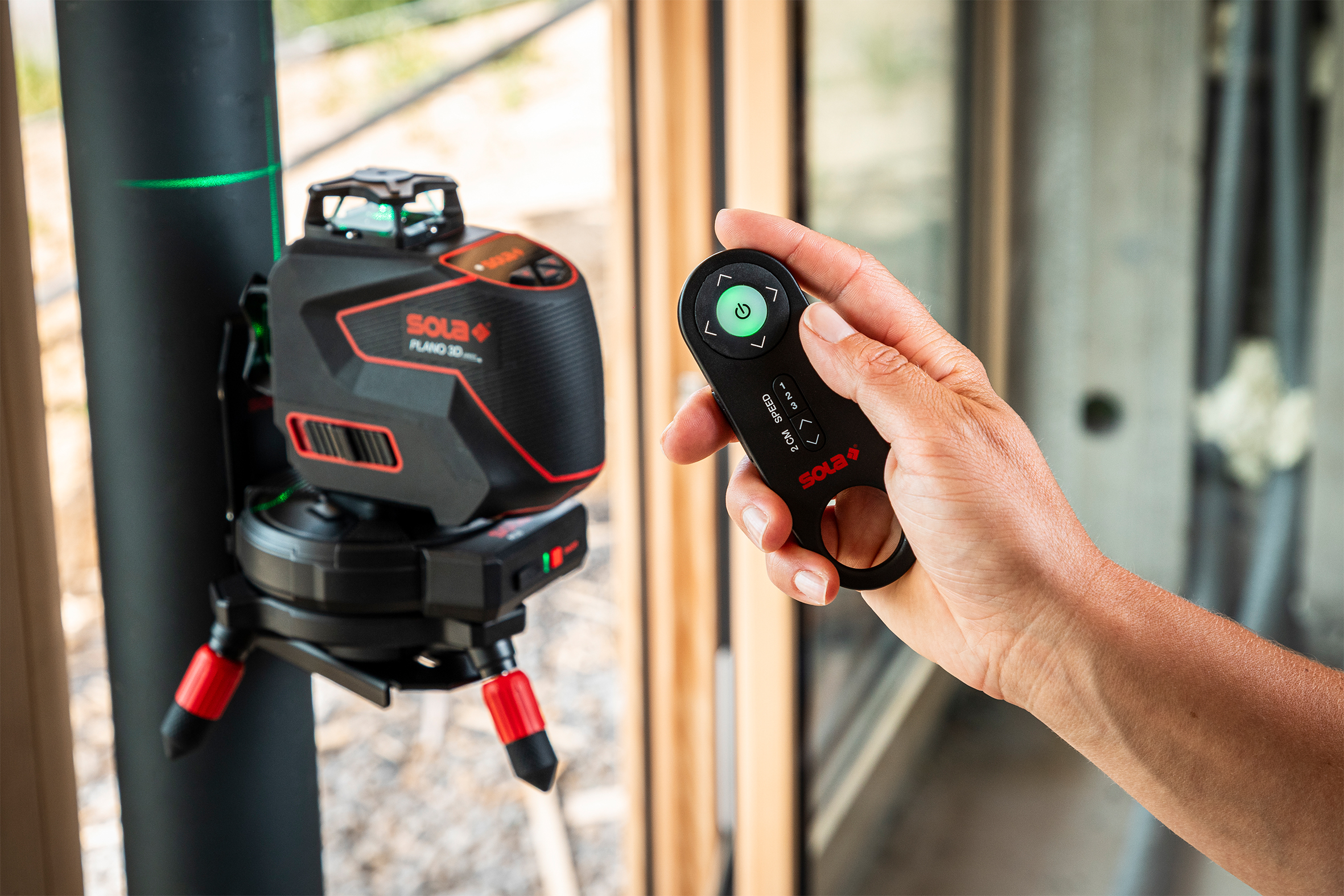 Praktisch: die RCB kann auf einer magnetischen Wandhalterung montiert werden. Foto: © www.fasching.photo