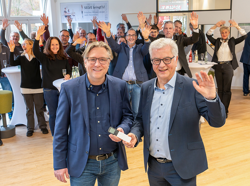 Symbolische Staffelstab&uuml;bergabe&ndash; mit neu designtem Commeo-Handsender: Christian Hoffmann (l.) hat als gesch&auml;ftsf&uuml;hrender Gesellschafter bereits die Nachfolge von Ludger Stracke in der Doppelspitze &uuml;bernommen. Damit ist f&uuml;r neue Ideen und Impulse gesorgt. Foto: © Selve