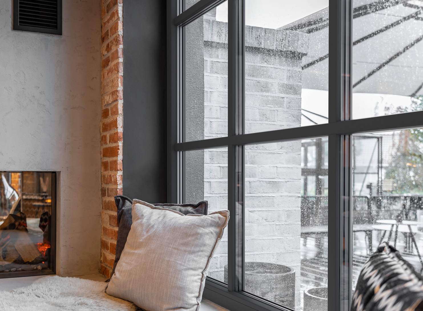 Die erfolgreiche Dekorfolien-Linie VEKA Feinstruktur passt perfekt zu Architekturstilen wie dem Industrial Look, bei dem unterschiedlichste Materialien kontrastreich kombiniert werden. Foto: © VEKA