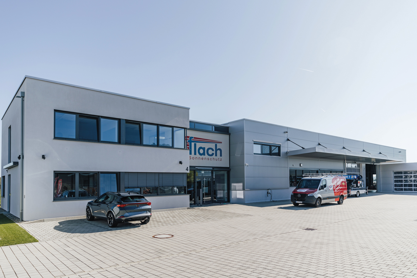 Das Betriebsgel&auml;nde bietet jetzt reichlich Raum f&uuml;r Neues &ndash; neben einer Indoor- und Outdoor-Ausstellungsfl&auml;che findet sich hier ein gut best&uuml;cktes Hochregallager sowie die eigene Werkstatt. Foto: © Flach