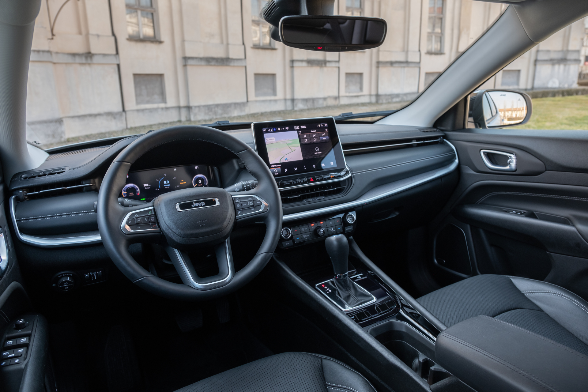 Das Cockpit wirkt aufger&auml;umt, der Touchscreen arbeitet flott. Foto: © Jeep
